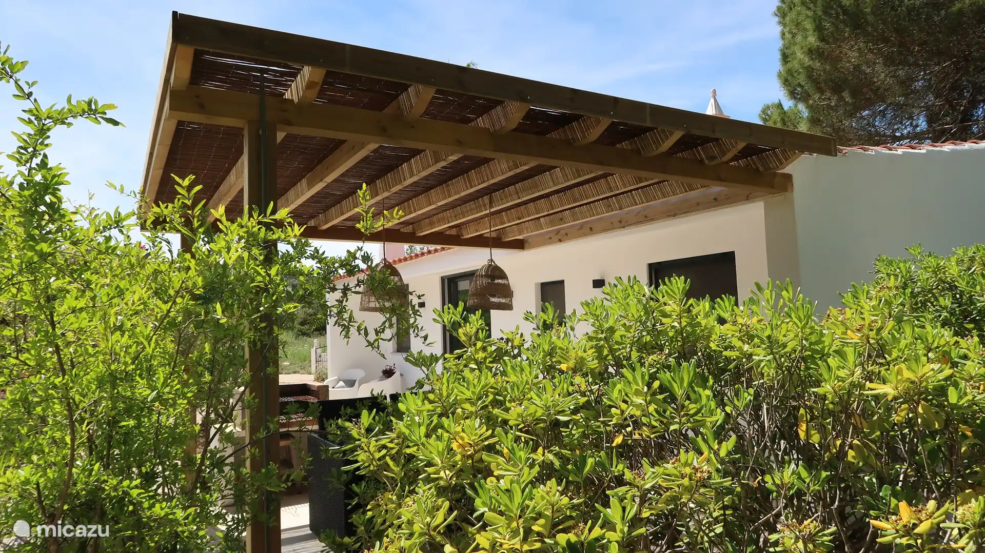 Impresión de la terraza al aire libre y el hermoso jardín.