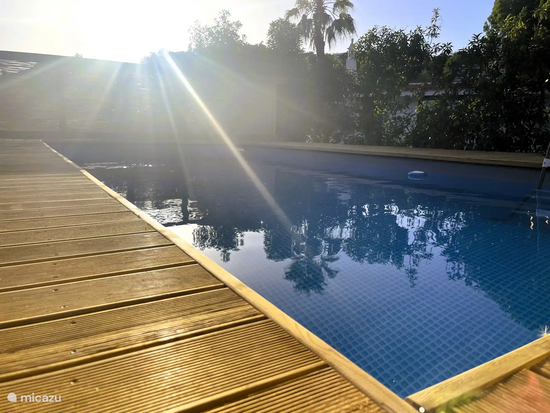Una gran piscina (privada).