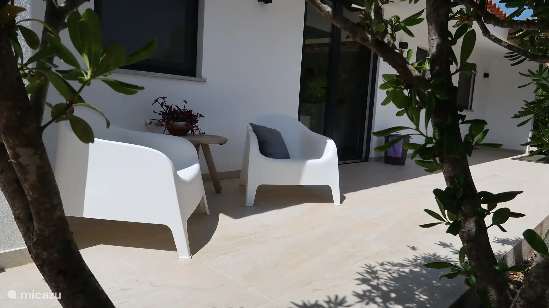 Impresión de la terraza al aire libre y el hermoso jardín.