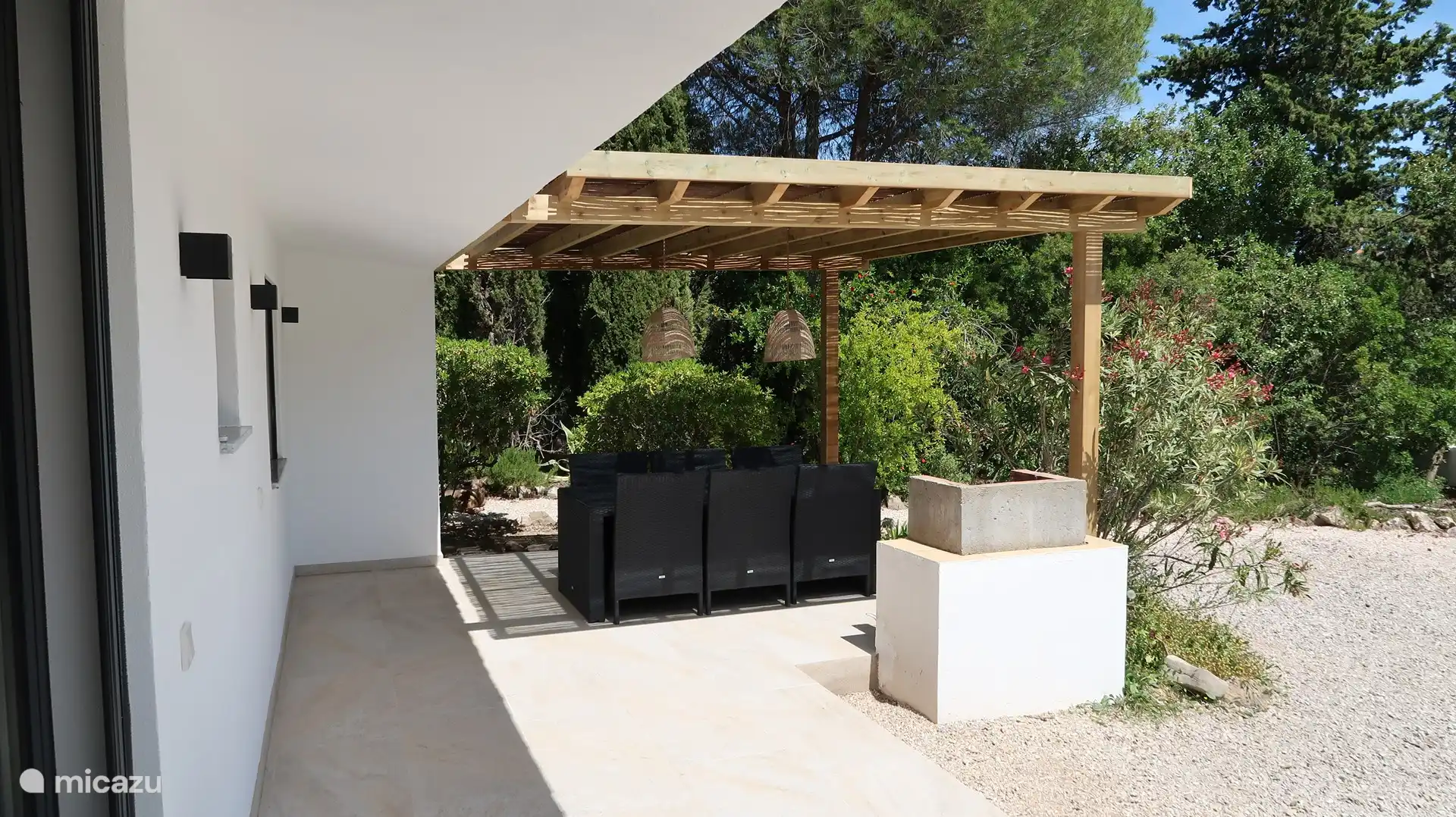 Impresión de la terraza al aire libre y el hermoso jardín.