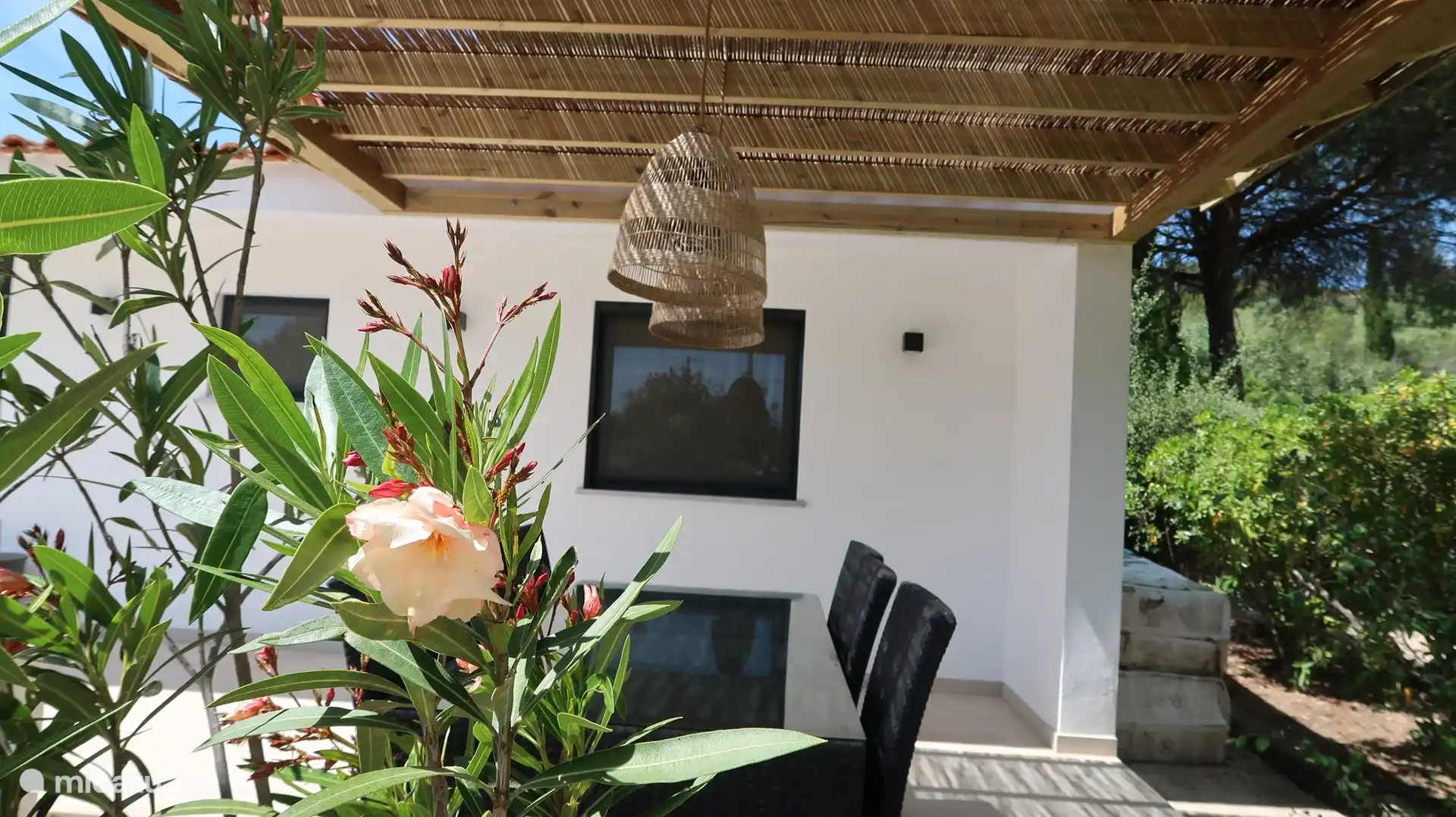 Impresión de la terraza al aire libre y el hermoso jardín.