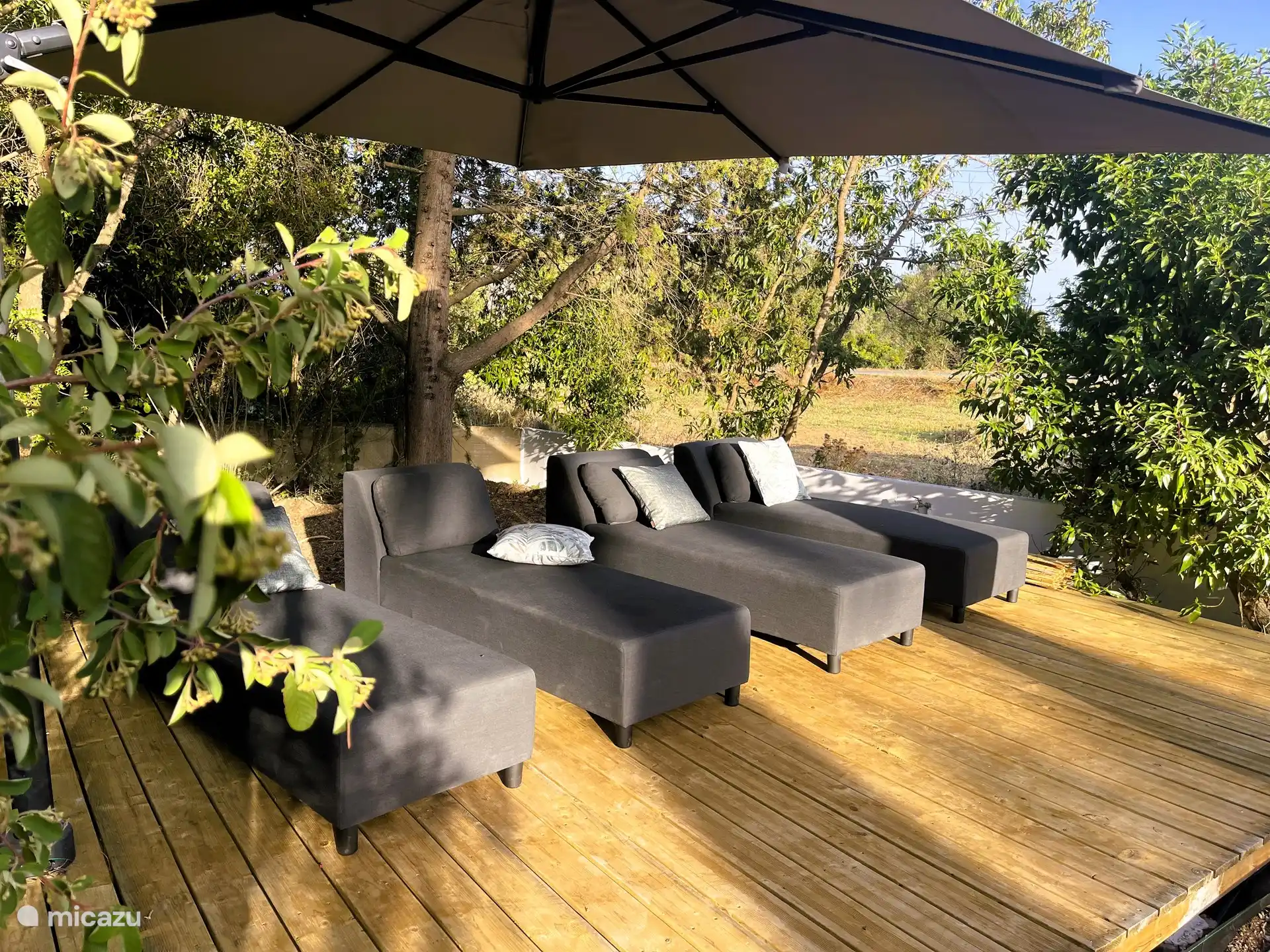 Preciosa terraza con tumbonas suaves y mucha privacidad para tomar el sol.