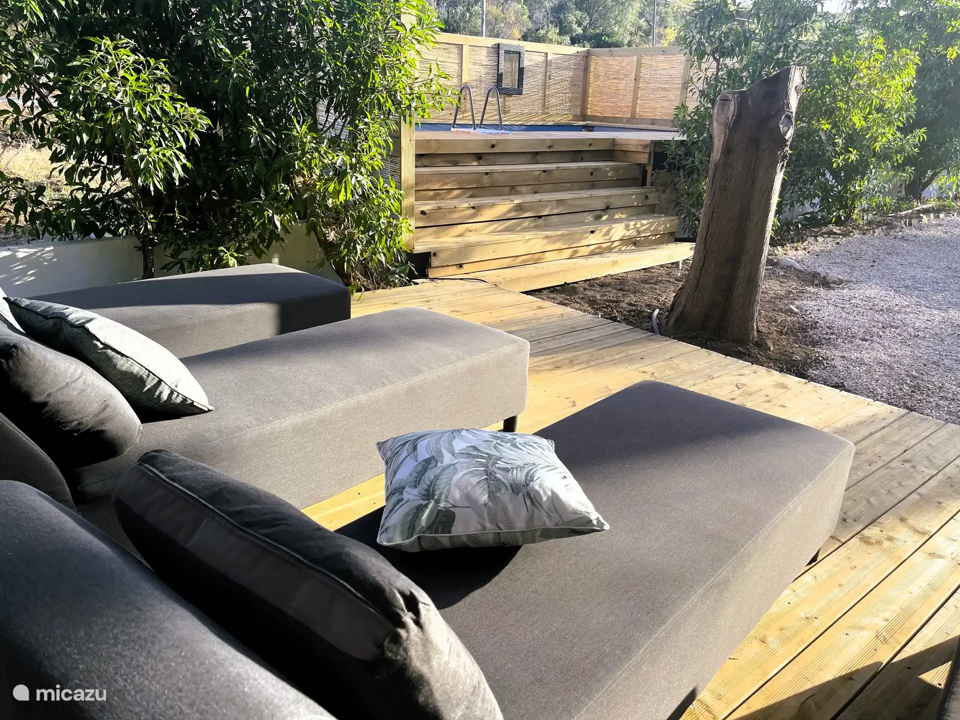 Preciosa terraza con tumbonas suaves y mucha privacidad para tomar el sol.