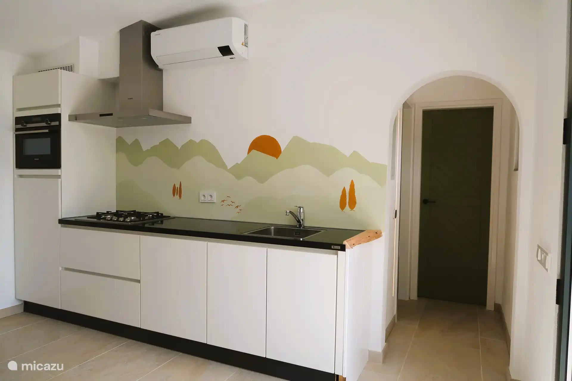 Cocina totalmente equipada con horno combinado, microondas, lavavajillas, nevera, congelador.