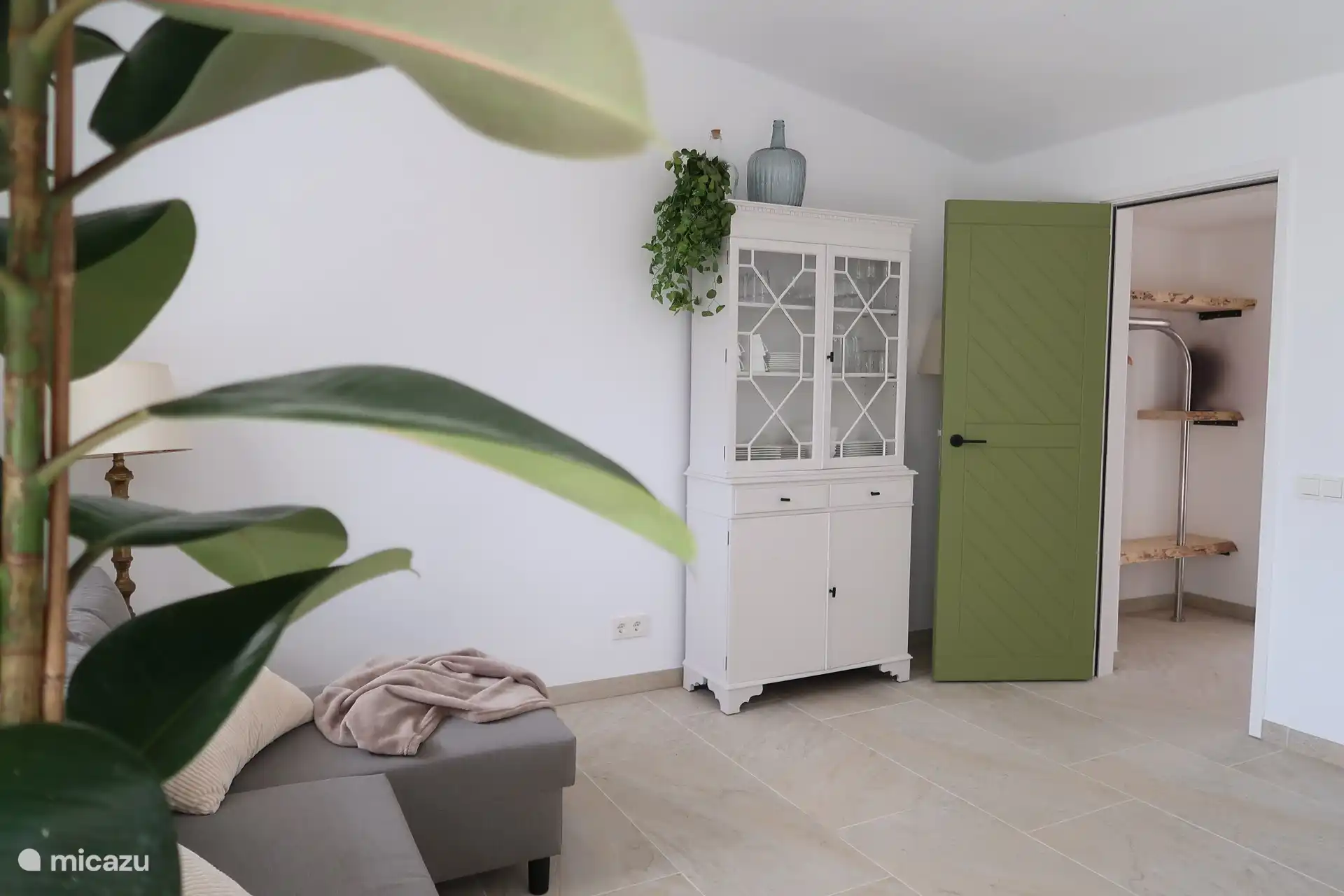 A través de la sala de estar se puede ingresar a un pasillo que está equipado con un hermoso armario.