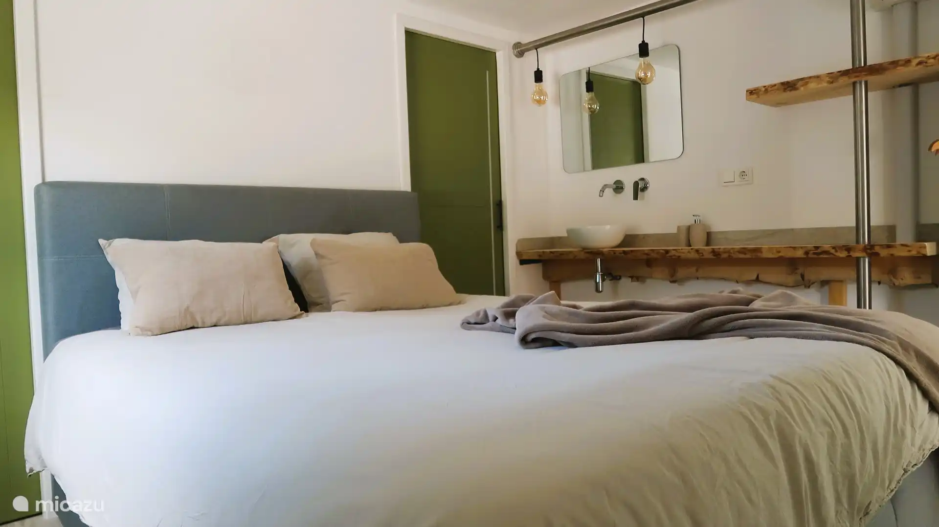 Dormitorio 1 que tiene su propia ducha e inodoro, lavabo y armario.