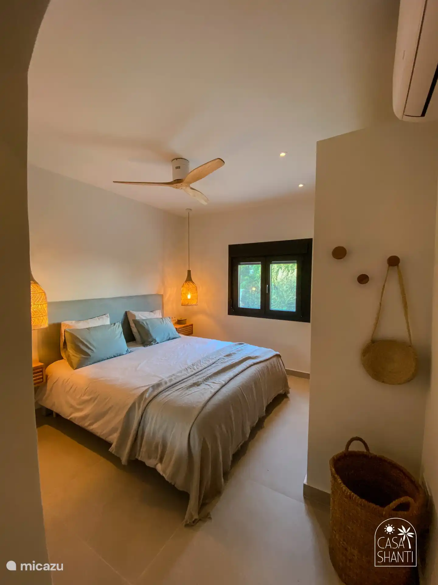 Das Hauptschlafzimmer mit eigenem Bad.