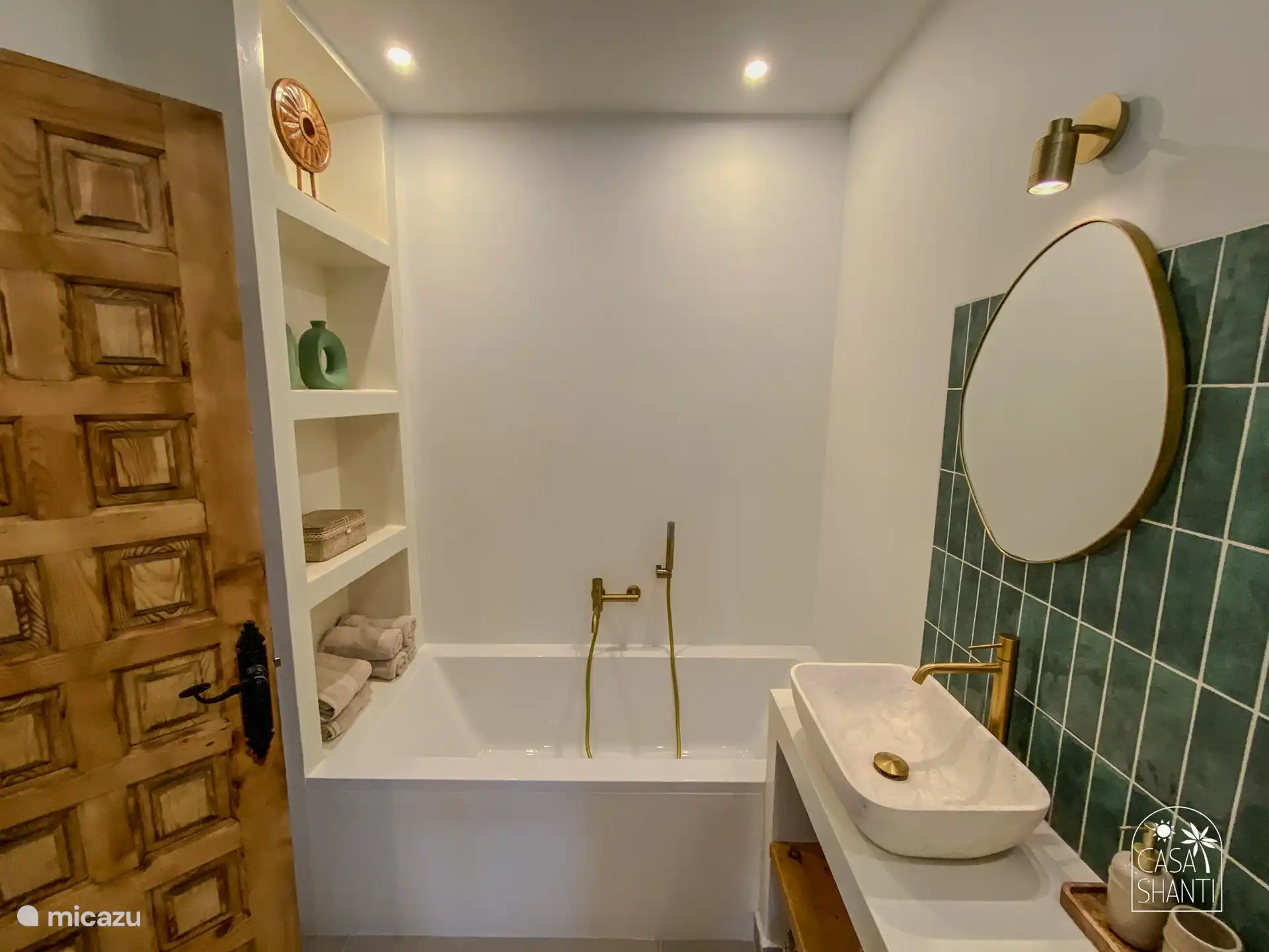 Das Badezimmer befindet sich im Hauptschlafzimmer.