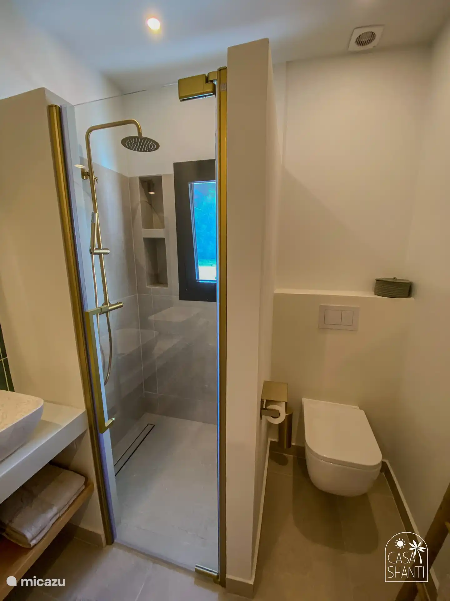 Das Badezimmer en-suite zum Hauptschlafzimmer.