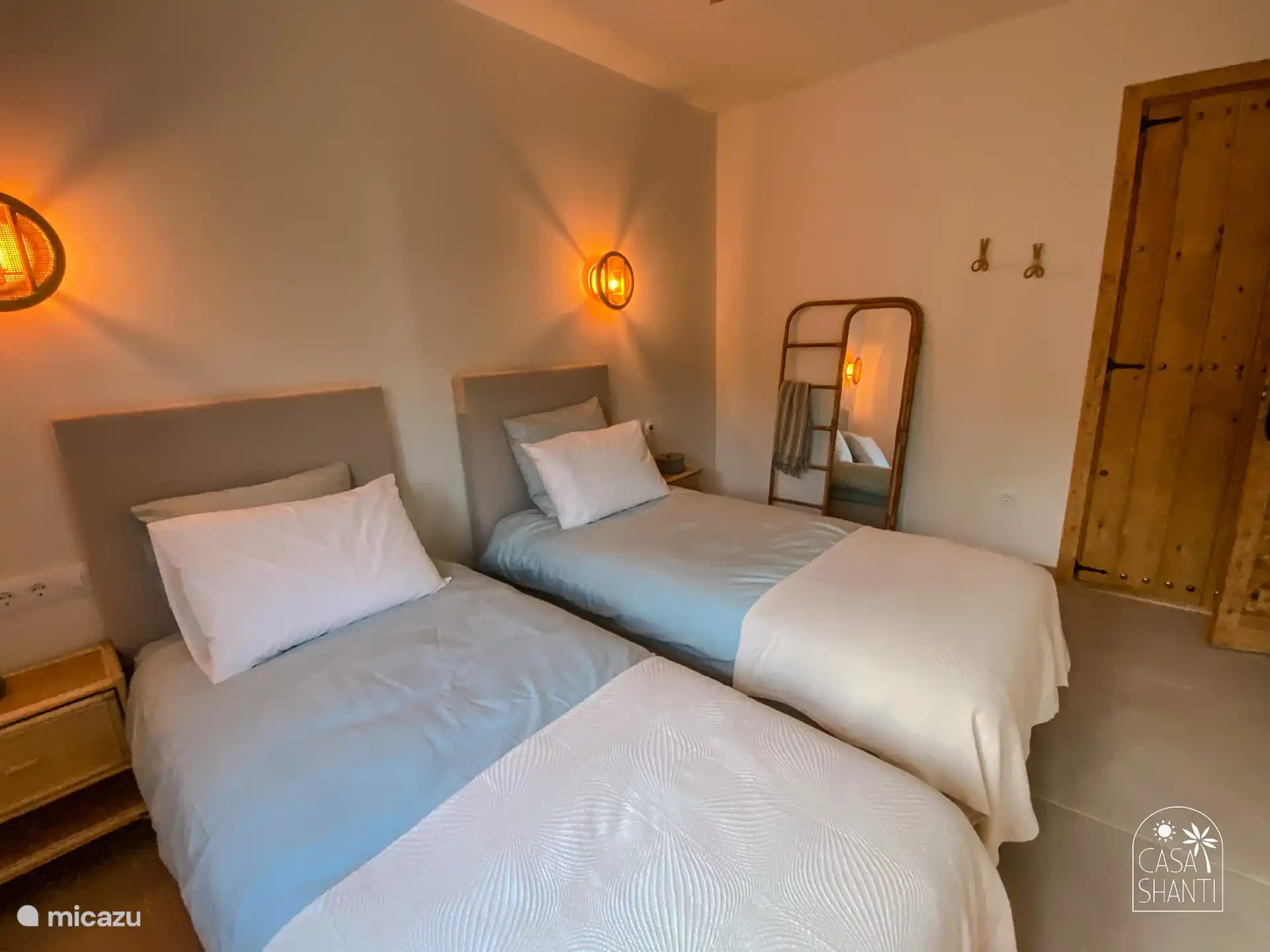 Ein Schlafzimmer mit 2 Einzelbetten, die auch zusammen gestellt werden können.