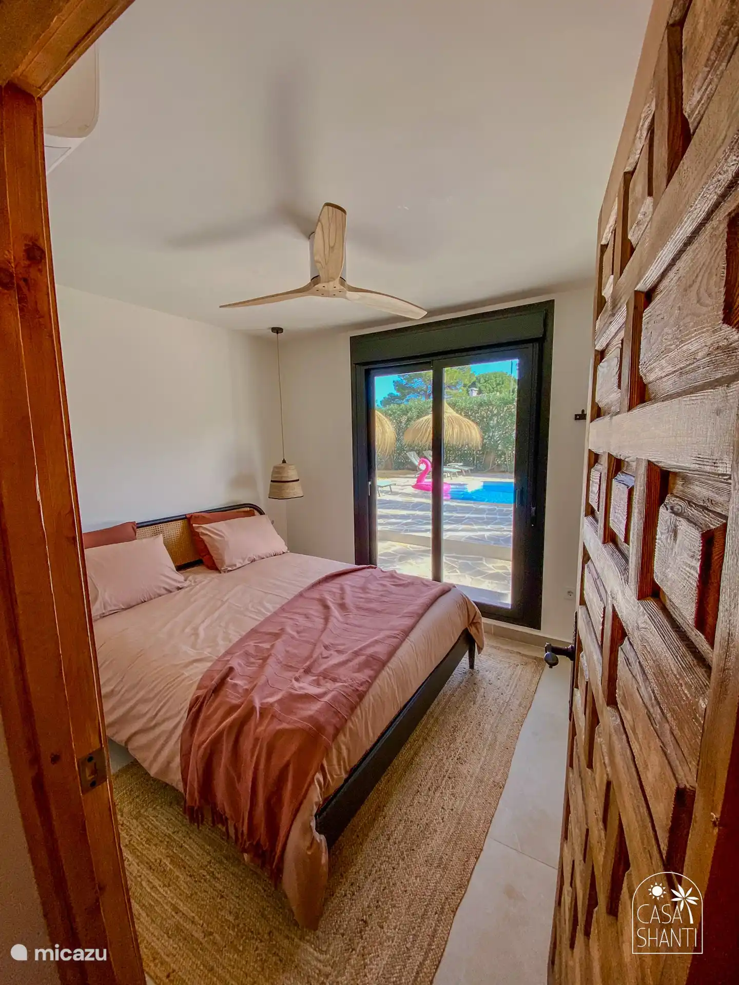 Eines der Schlafzimmer im Erdgeschoss mit Zugang zur Poolterrasse.