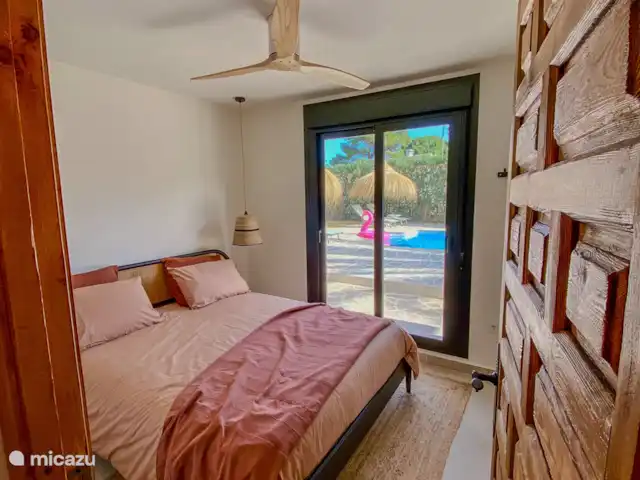 Casa Shanti | Espagne, Costa Blanca, Jávea - villa L’une des chambres du rez-de-chaussée avec accès à la terrasse de la piscine.