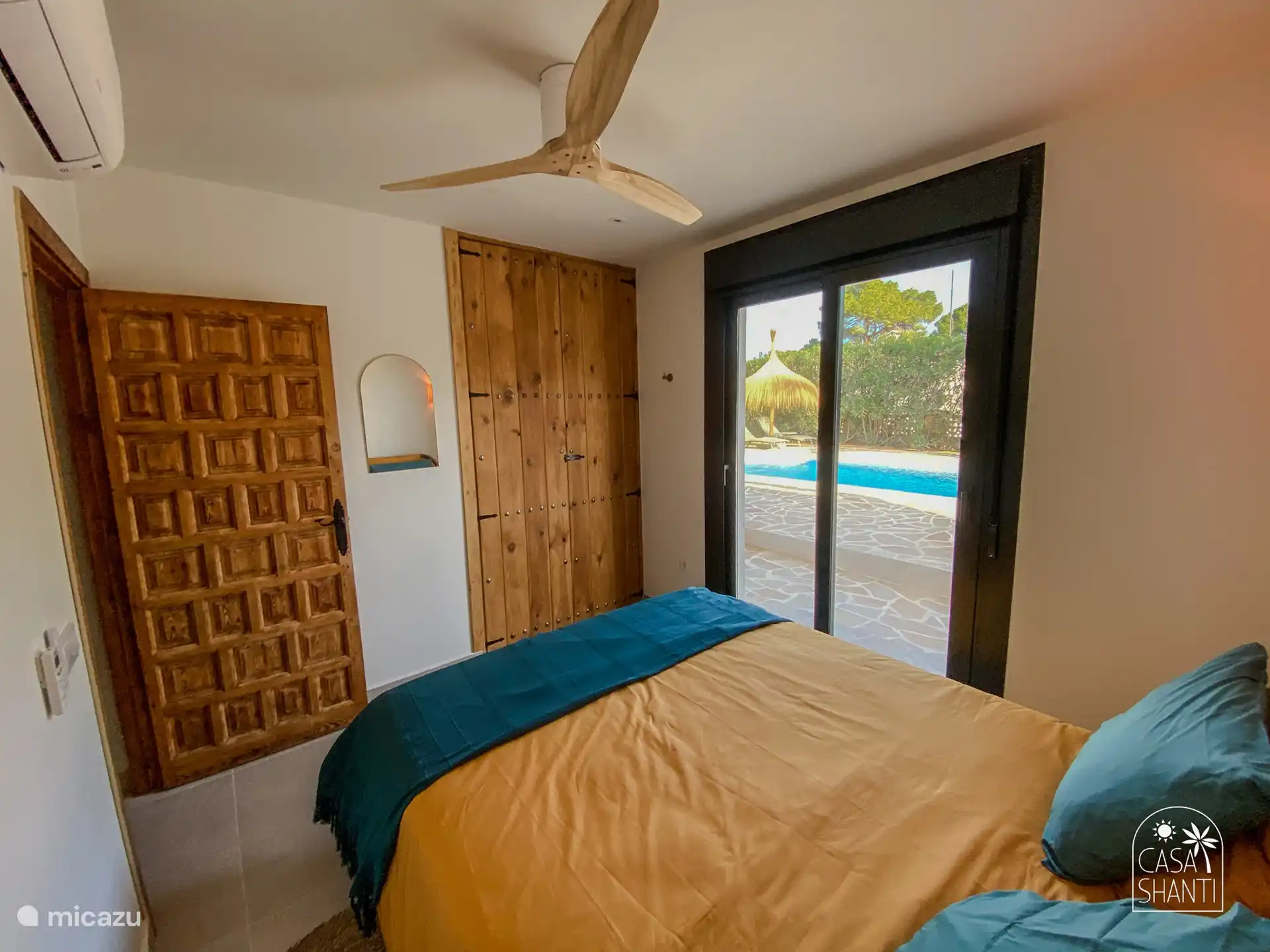 Eines der Schlafzimmer im Erdgeschoss mit Zugang zur Poolterrasse.