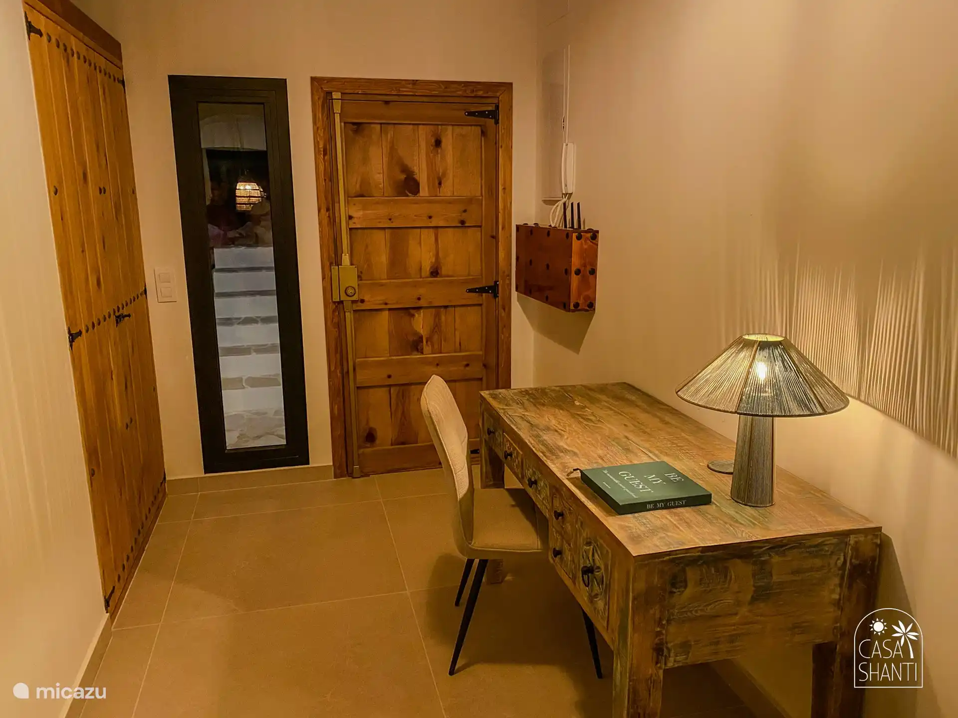 Der Flur mit Schreibtisch.