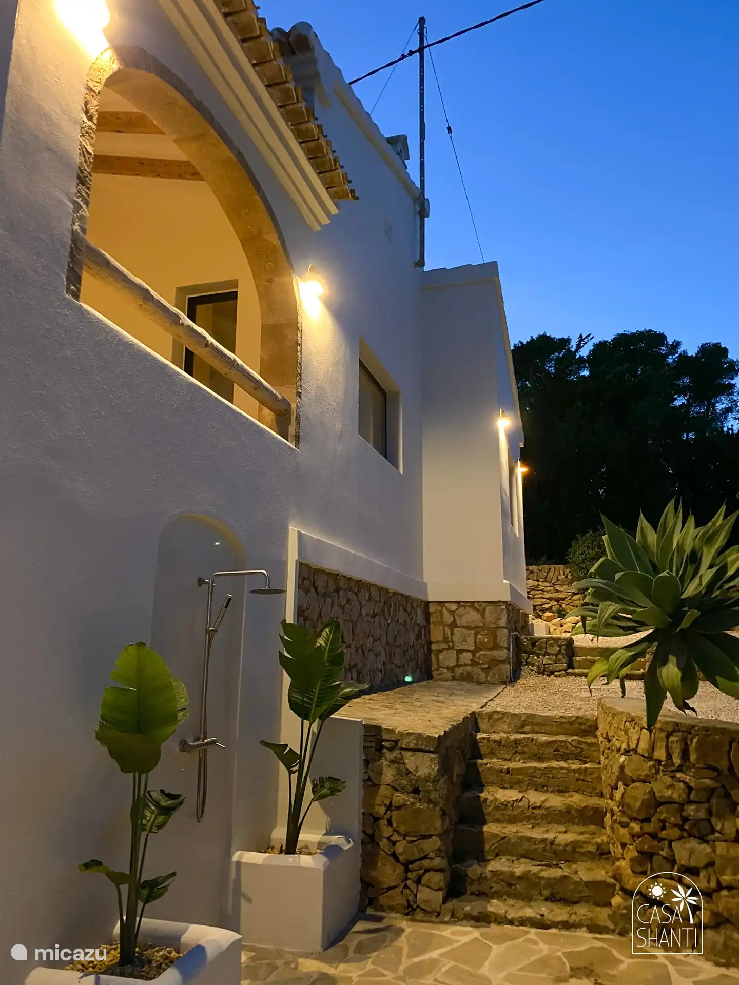 Die Außendusche bei Nacht.