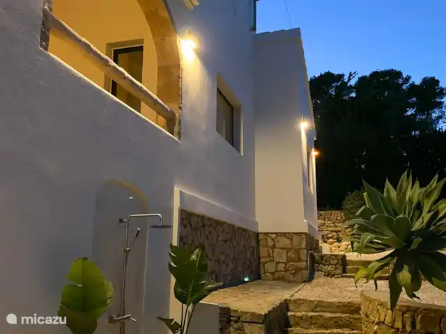Casa Shanti | Espagne, Costa Blanca, Jávea - villa La douche extérieure la nuit.