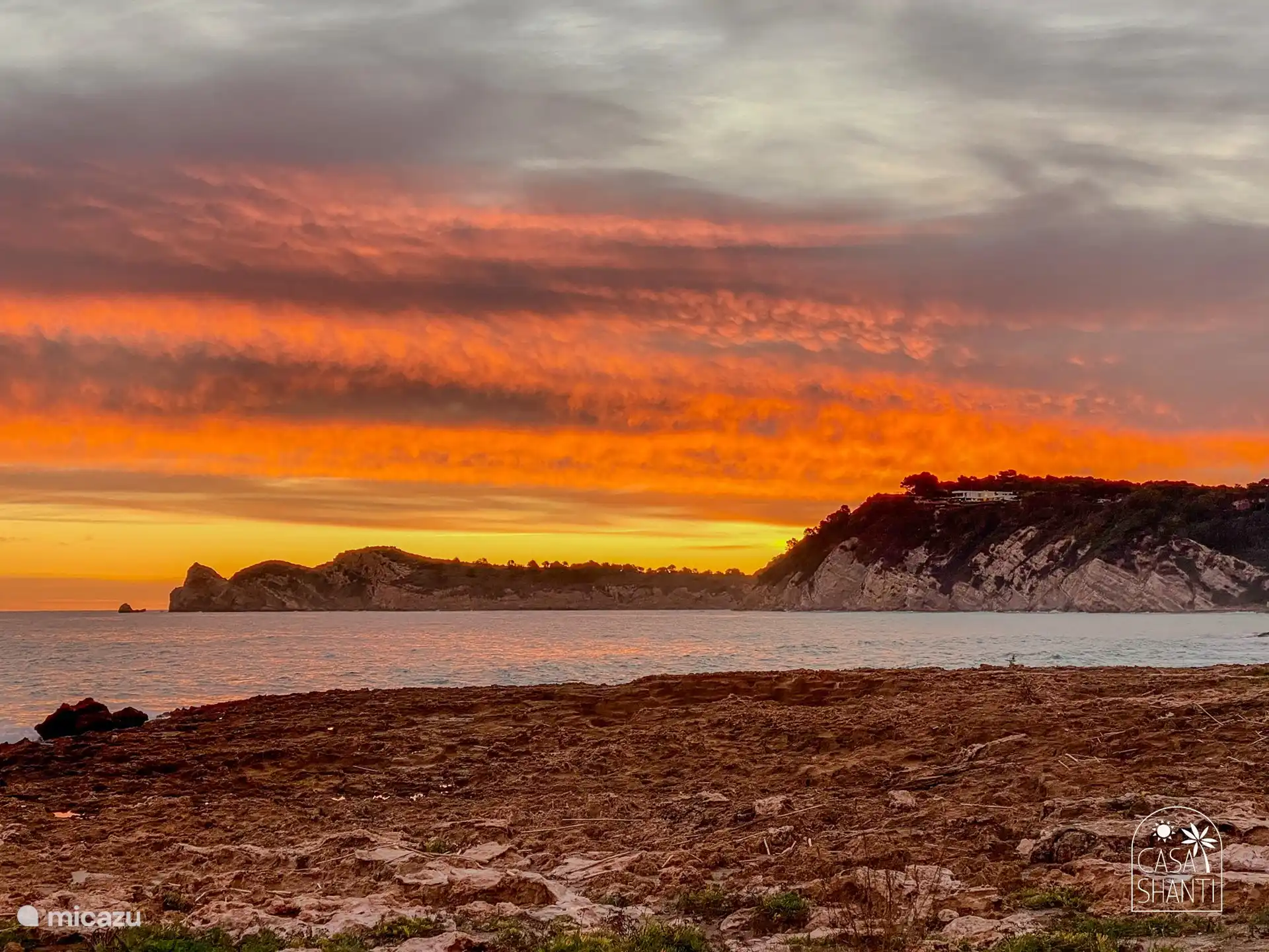 Die nahe gelegene Cala Blanca bei Sonnenaufgang. 