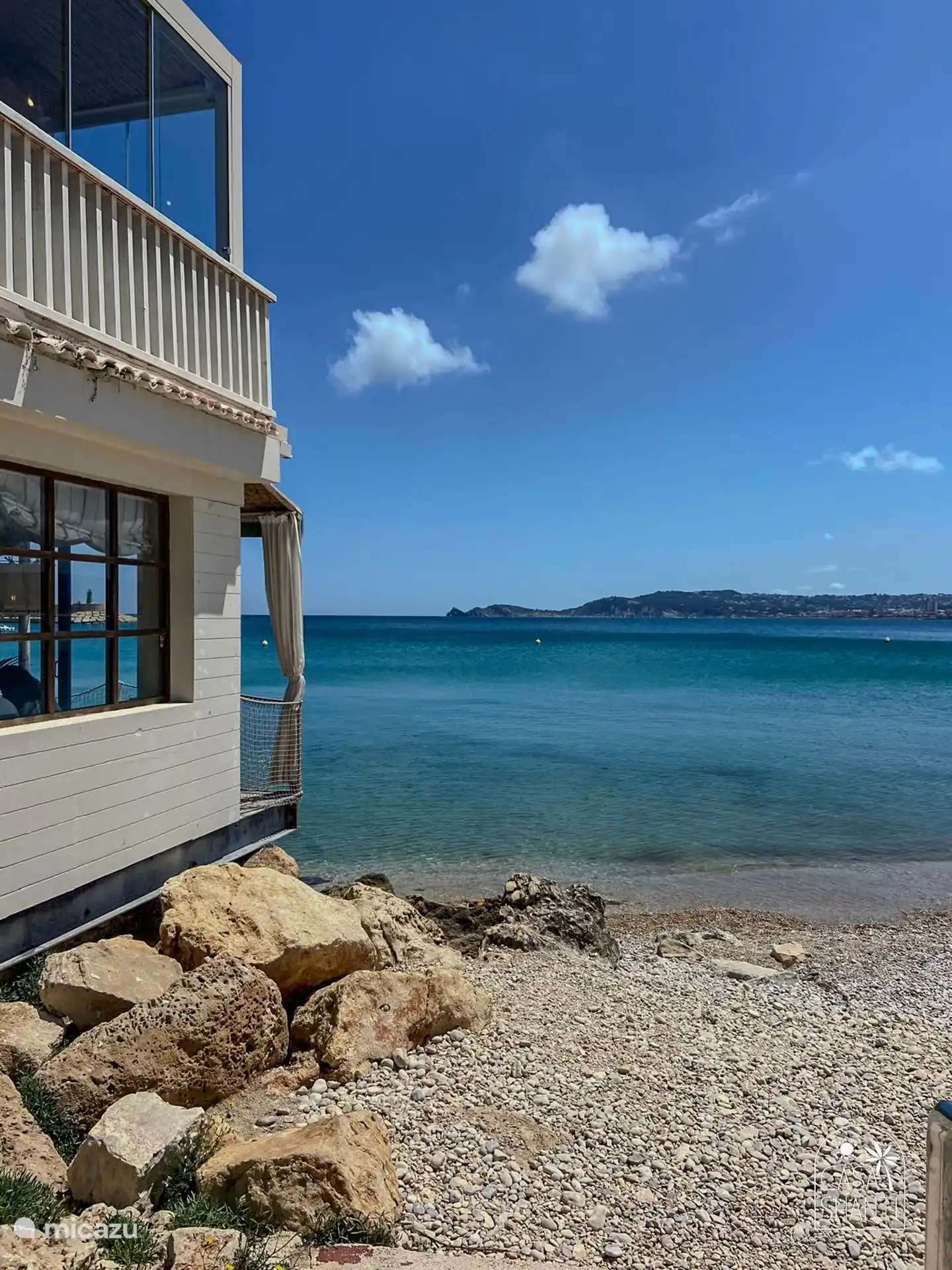 Strand in der Nähe des Hafens.