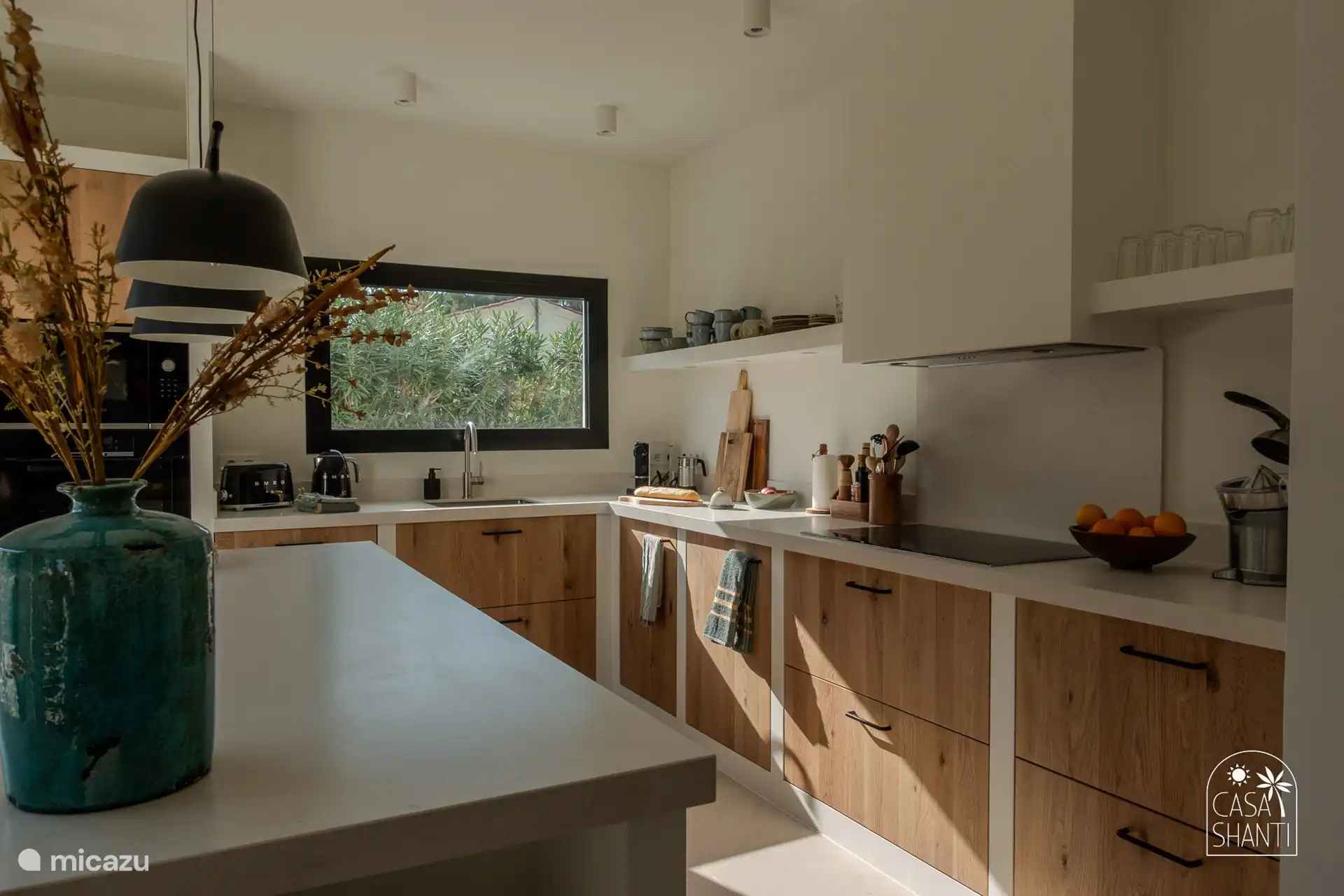 Die Küche mit Kochinsel.