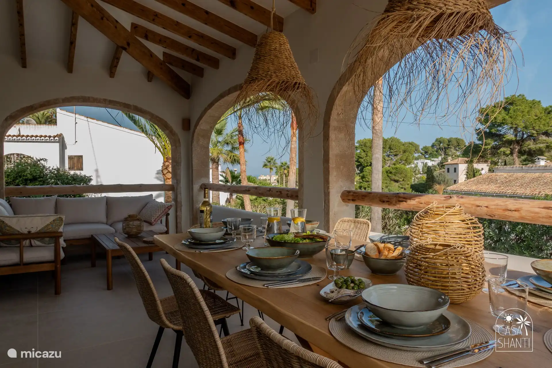 Die Naya mit Eck-Lounge-Sofa und geräumigem Esstisch für 8 Personen.