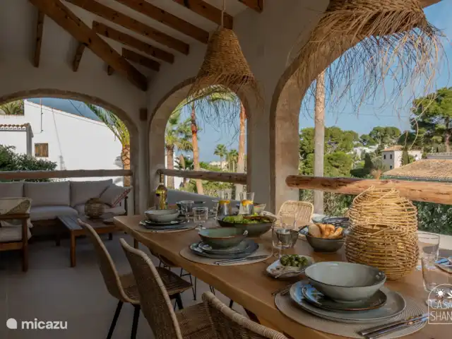 Casa Shanti | Espagne, Costa Blanca, Jávea - villa La naya avec canapé d’angle et table à manger spacieuse pour 8 personnes.