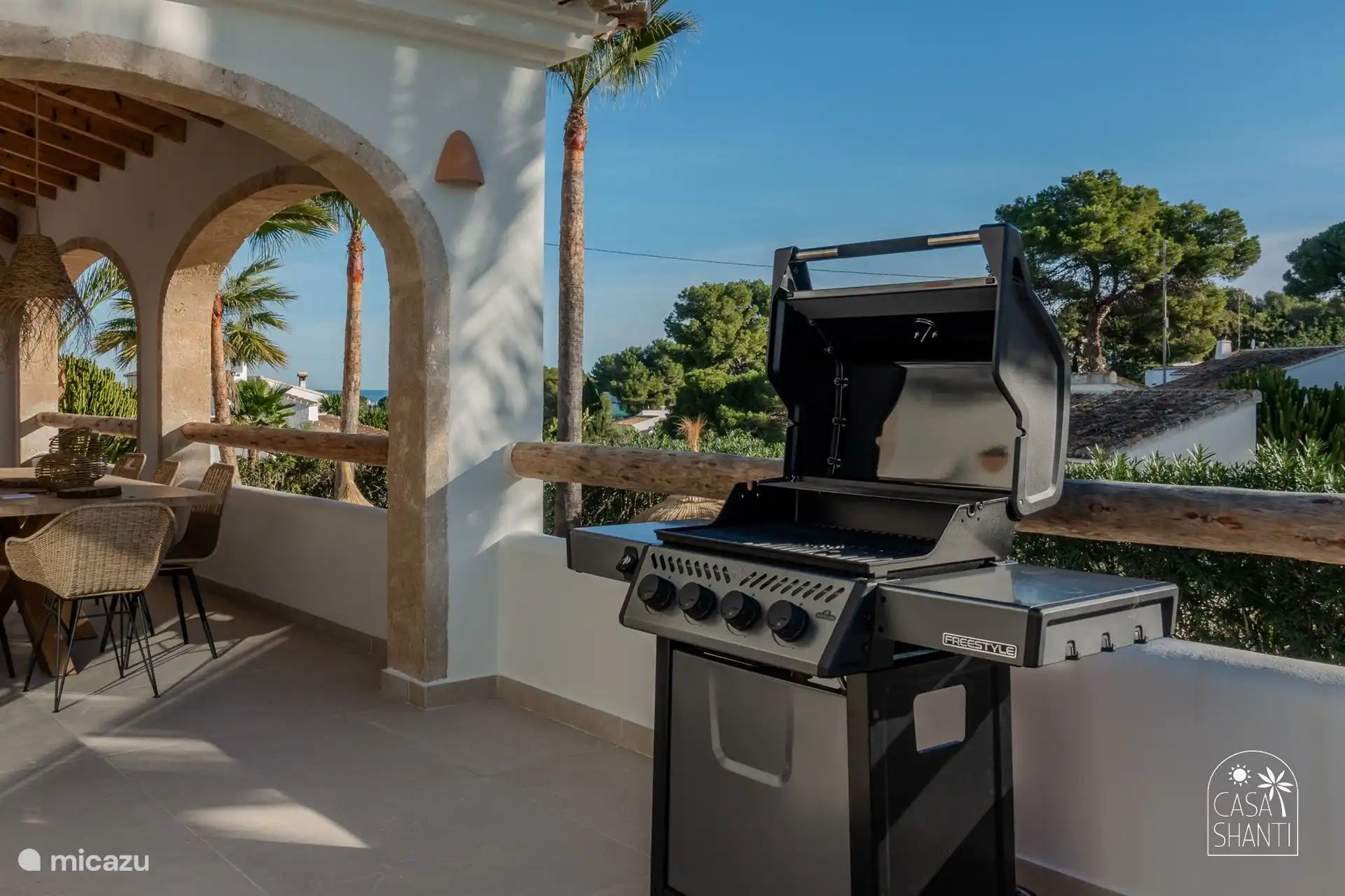 Der Gasgrill auf der Naya neben der Küche.