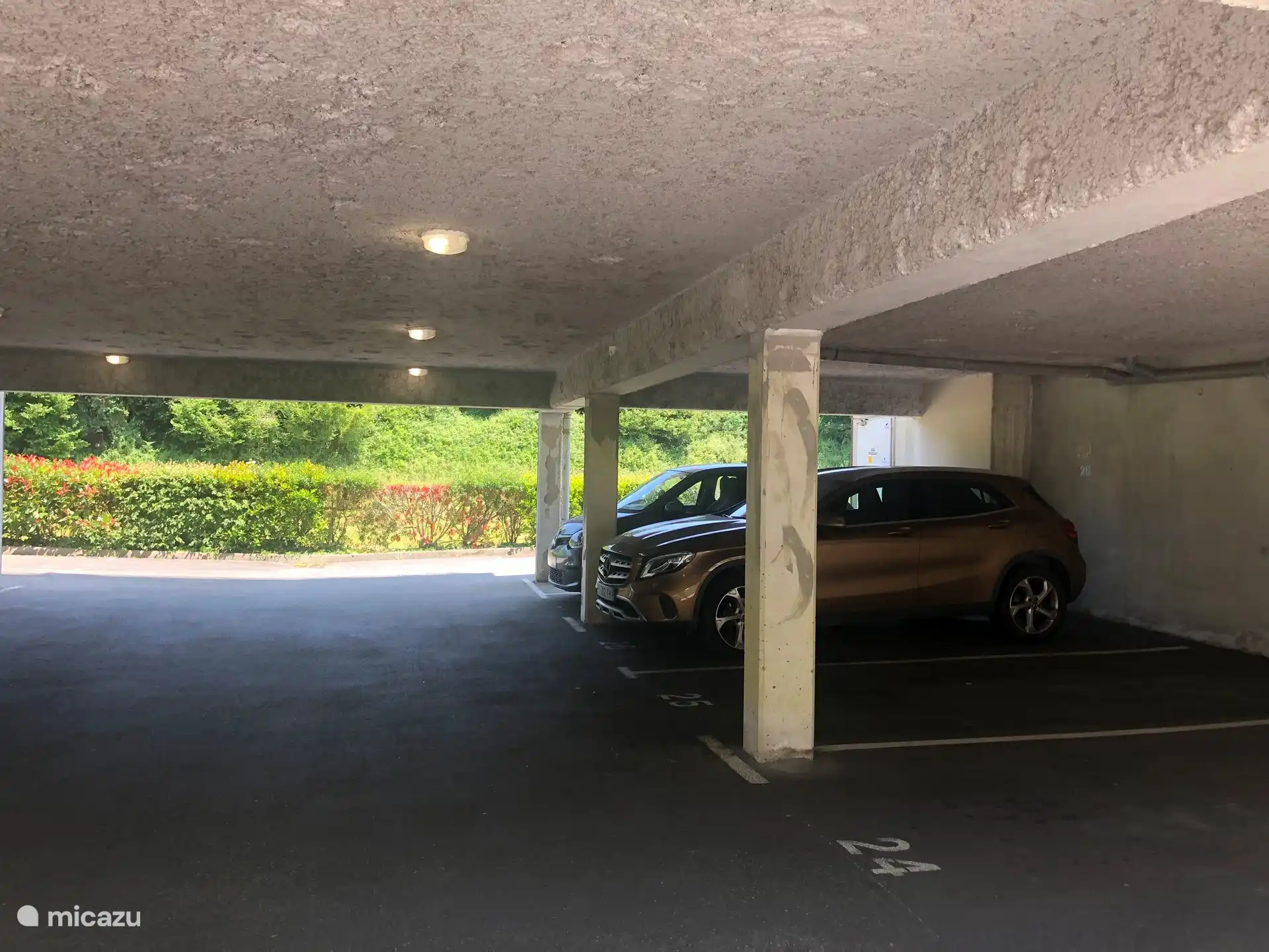 Eigen en overdekte parkeerplaats