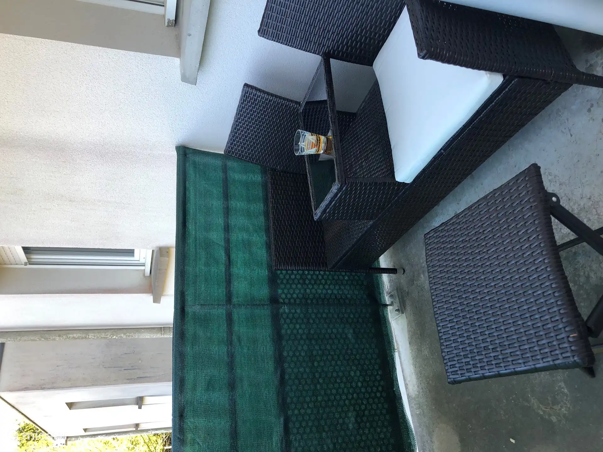 Het balkon kijkt, net als alle ramen, uit op de groene ruimte