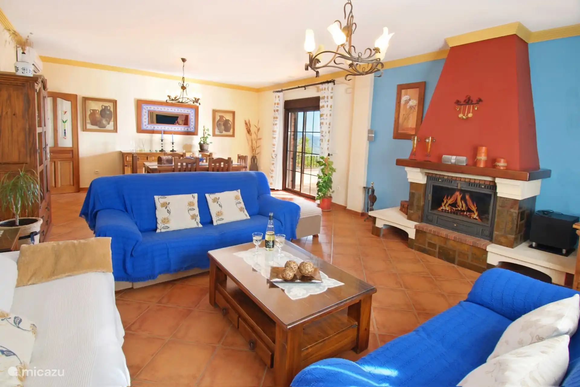 Die Tür vom Wohnzimmer öffnet sich auf eine Terrasse mit spektakulärer Aussicht.