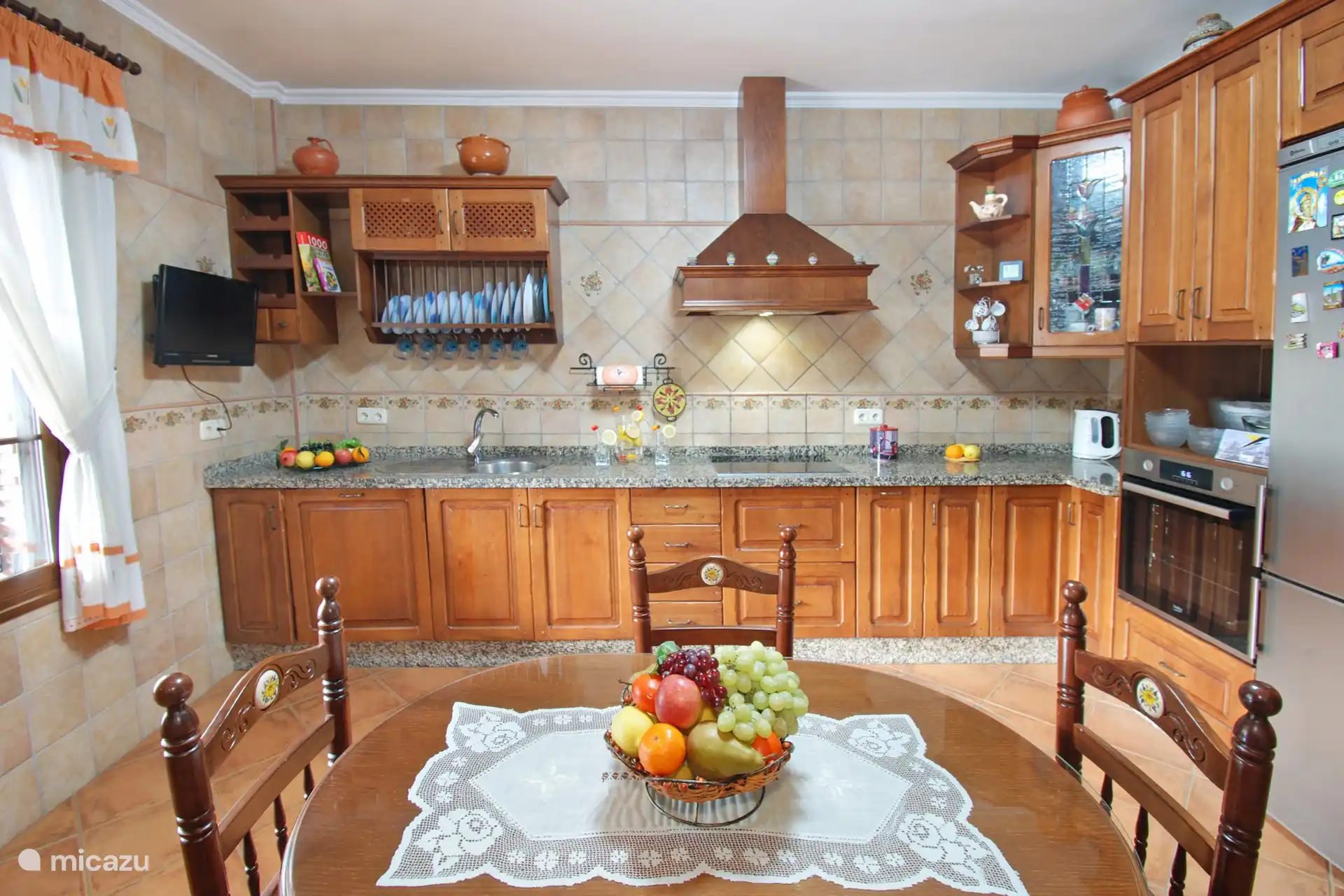 Köstliches Kochen in einer voll ausgestatteten Küche. 