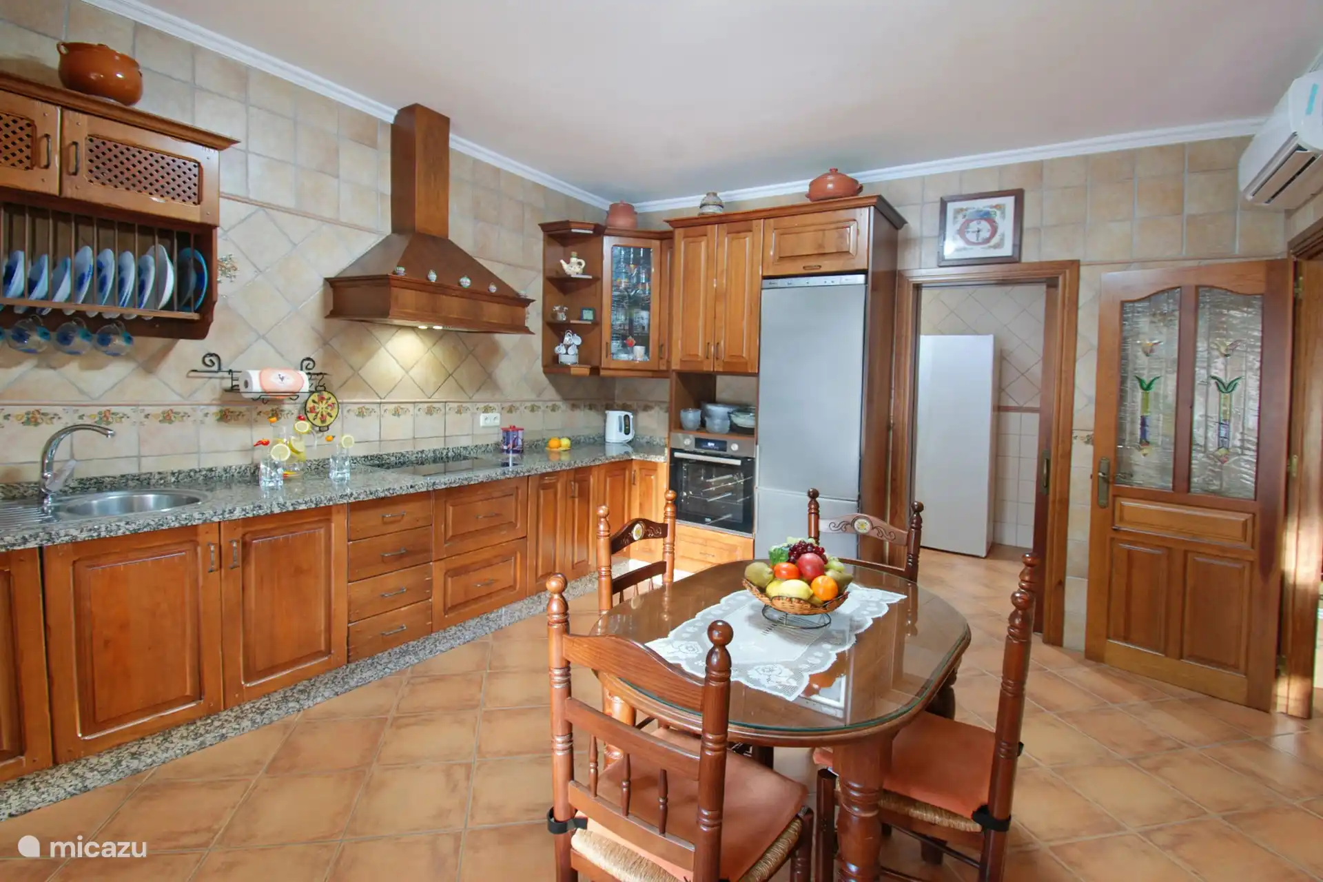 Es gibt eine Klimaanlage in allen Zimmern, auch in der Küche.