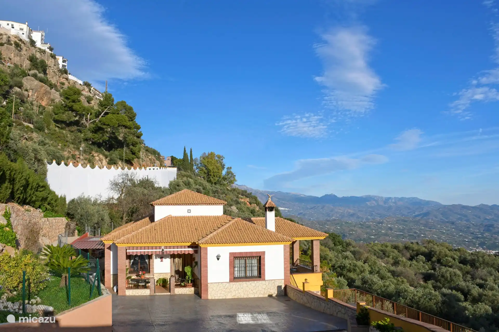 Unser Haus liegt nur wenige Gehminuten vom schönen weiß getünchten Dorf Comares entfernt. 
