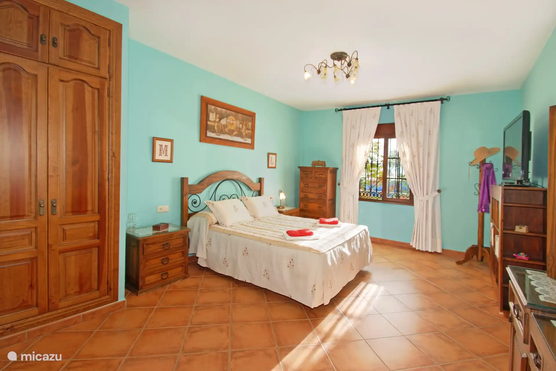 Unser Hauptschlafzimmer mit eigenem Bad. 