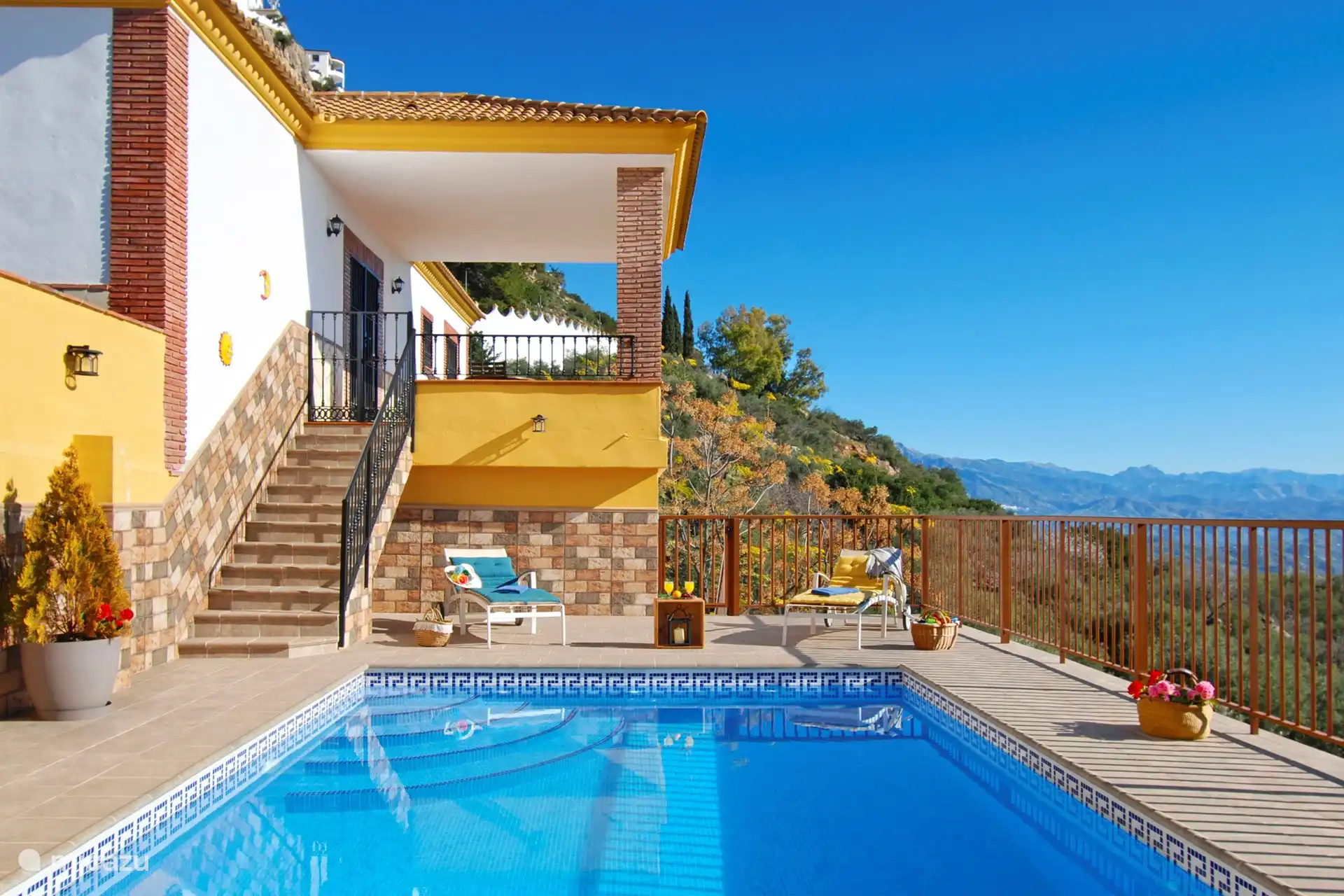 Die Poolterrasse ist komplett eingezäunt und bietet eine atemberaubende Aussicht. 