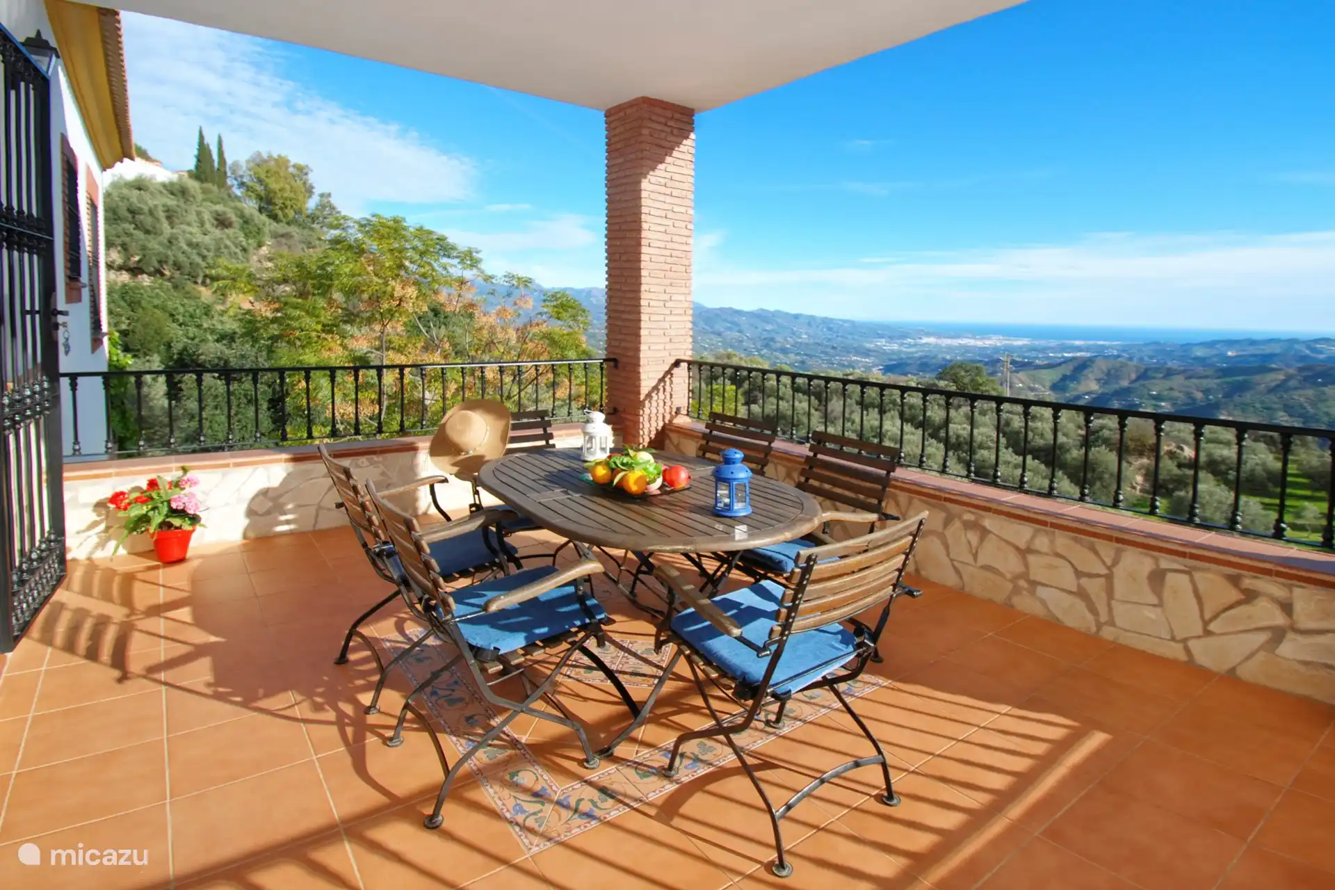 Die Terrasse, die Sie vom Wohnzimmer aus betreten, ist ein Traumort. 