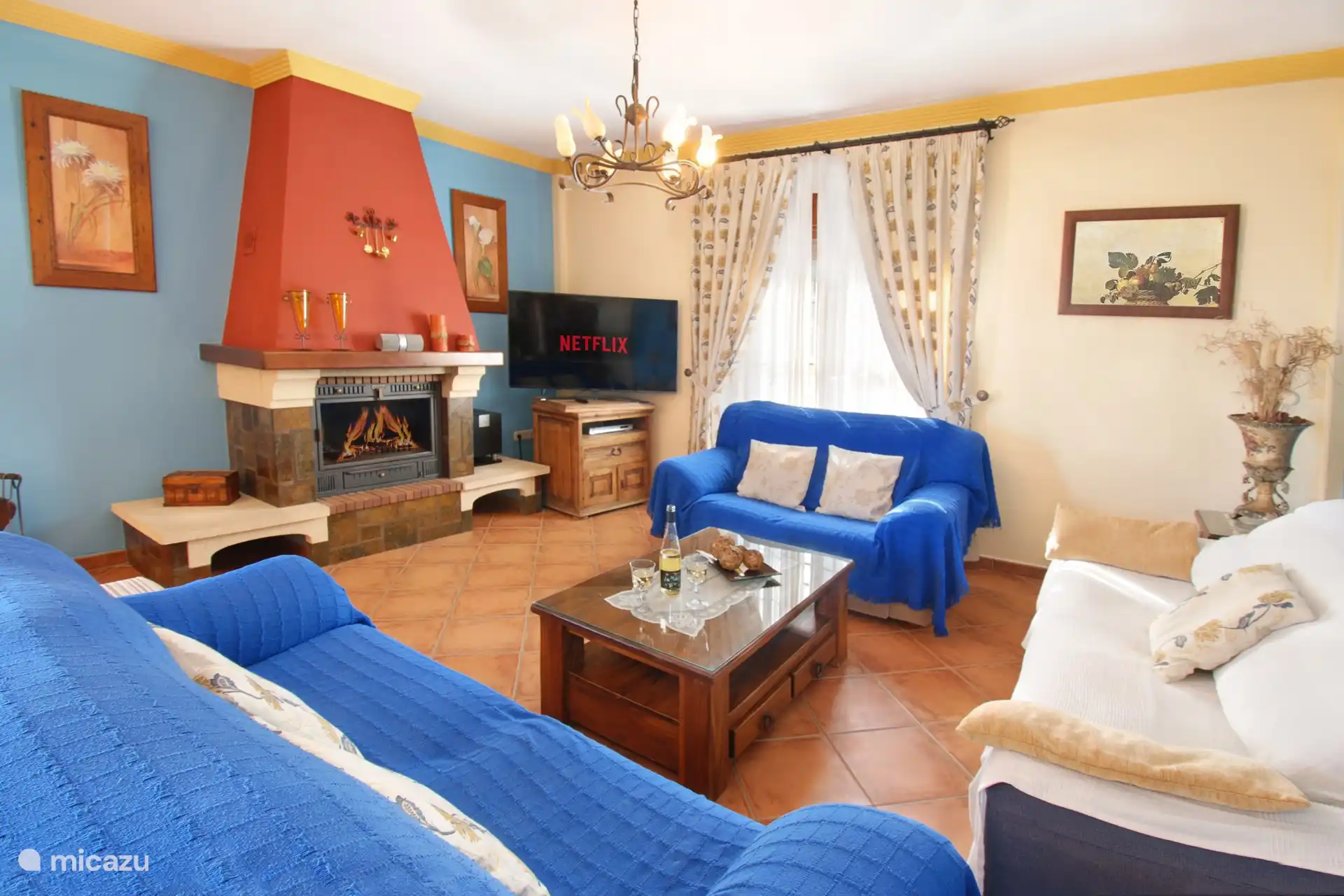 Ein gemütliches, helles und geräumiges Wohnzimmer. 