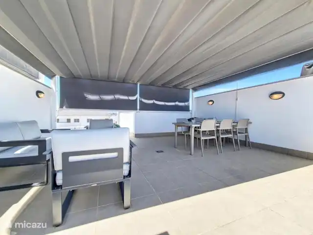 Location de Vacances Espagne, Costa Cálida, Lo Pagán, penthouse - Casa Luna Dorada - luxe Solarium privé XXL sur le toit avec douche extérieure, grande table à manger, cuisine extérieure avec réfrigérateur et barbecue électrique Weber