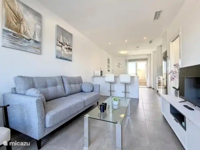 Location de Vacances Espagne, Costa Cálida, Lo Pagán, penthouse - Casa Luna Dorada - luxe Par les escaliers de la terrasse orientée à l’ouest à l’avant (8 m2), vous entrez dans le coin salon avec télévision Chromecast de l’espace de vie ouvert.