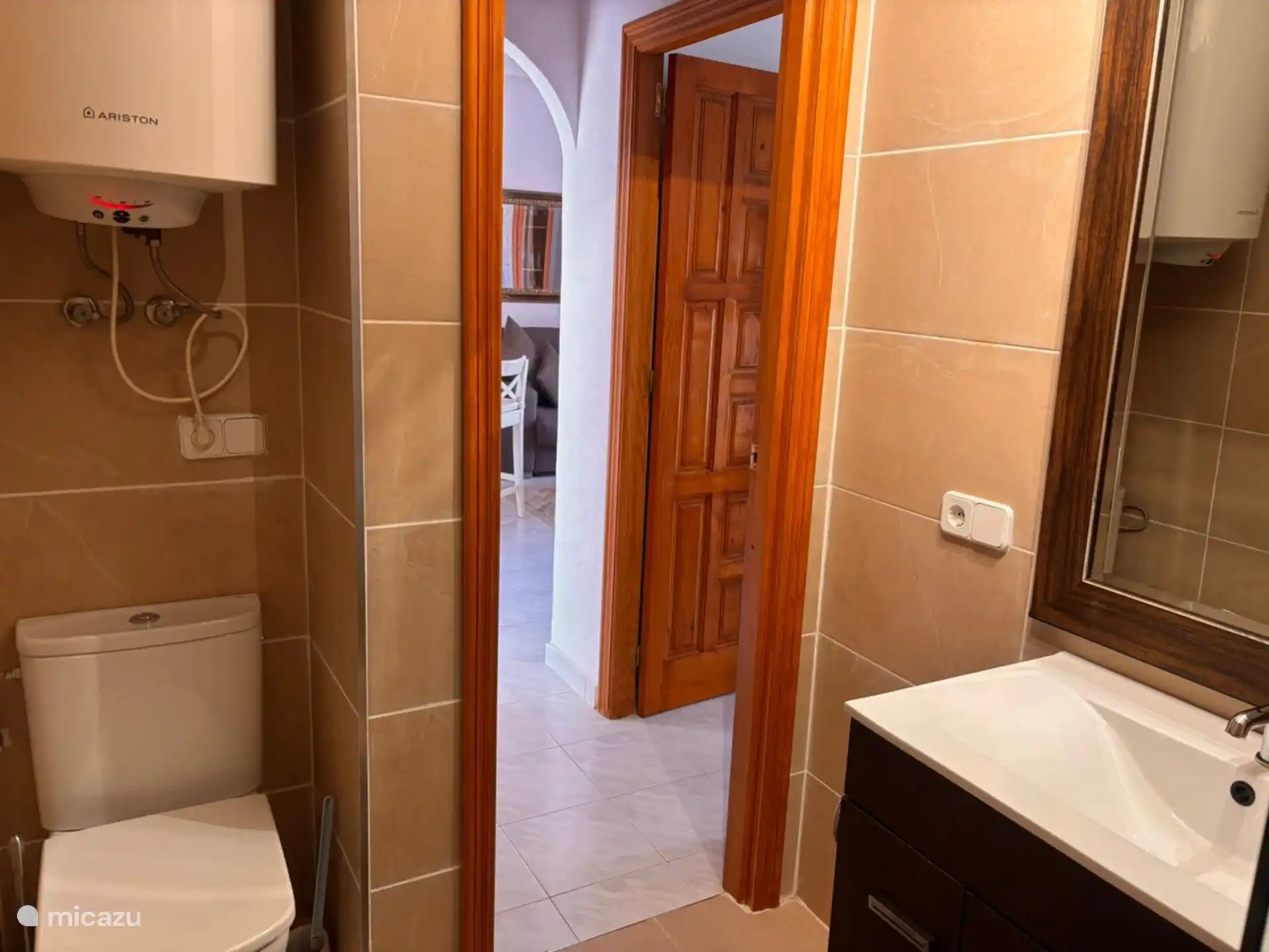 Badezimmer mit WC und Boiler