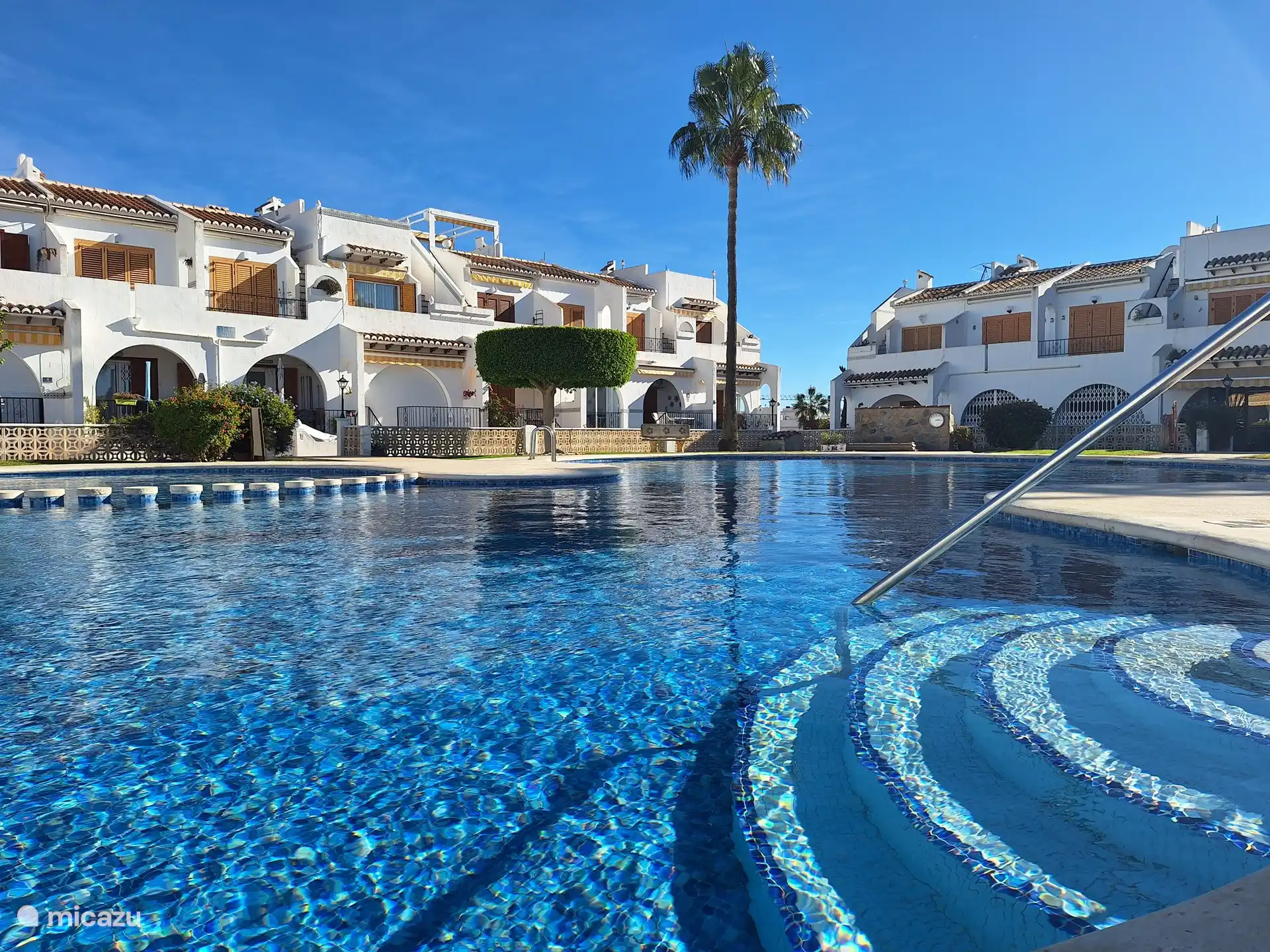 Genießen Sie das azurblaue Wasser des Pools