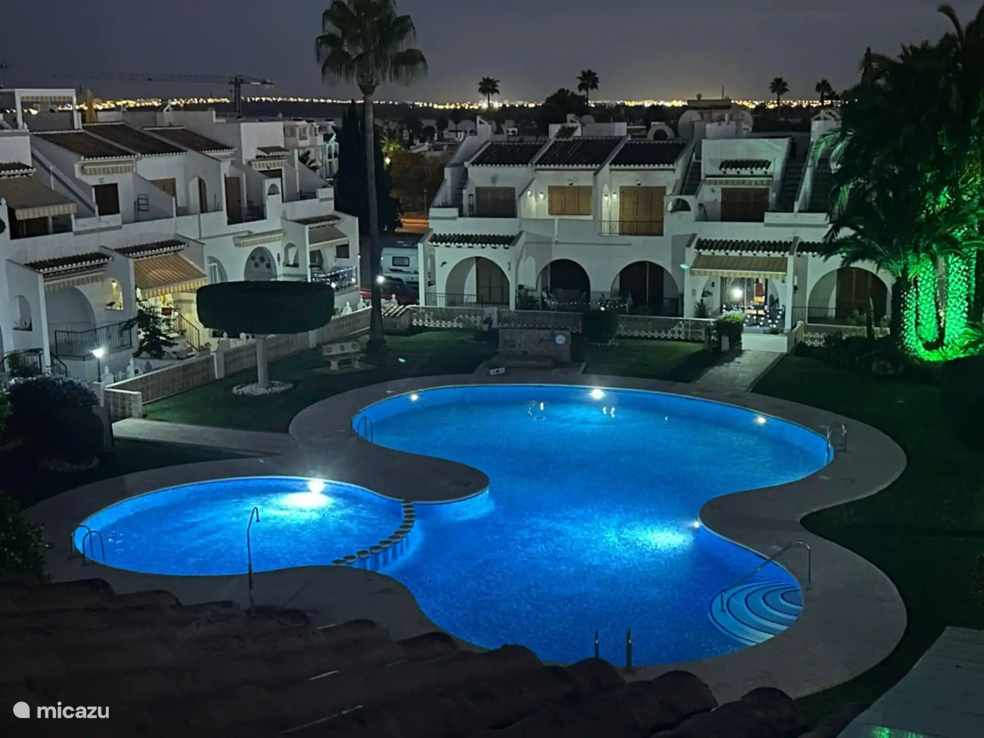 Unsere Residenz Los Deltas bei Nacht mit den Lichtern des Salzsees Salinas de la Mata im Hintergrund