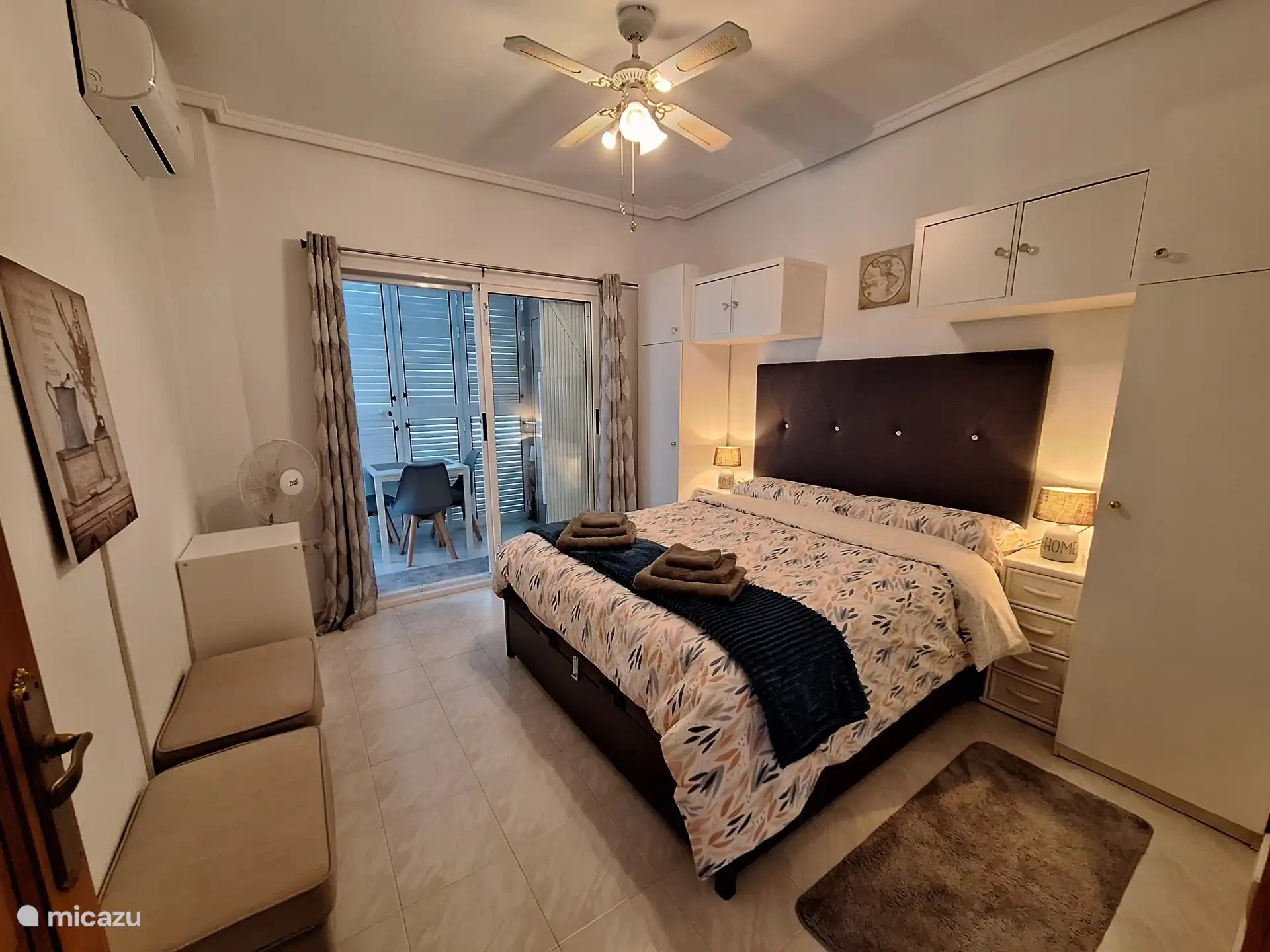 Schlafzimmer mit Boxspringbett (160 x 190) und luxuriöser Bettwäsche