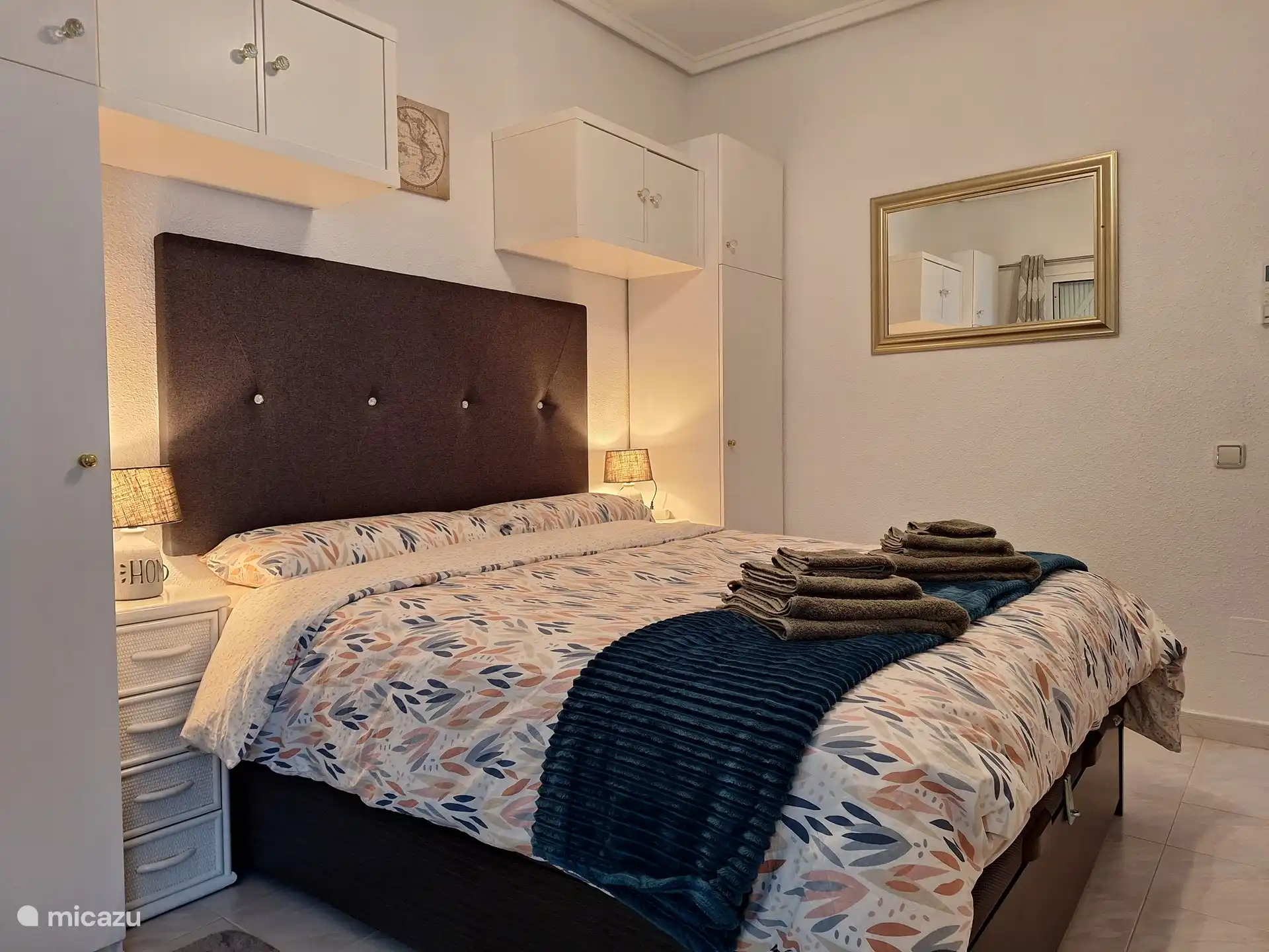 Schlafzimmer mit Boxspringbett (160 x 190) und luxuriöser Bettwäsche