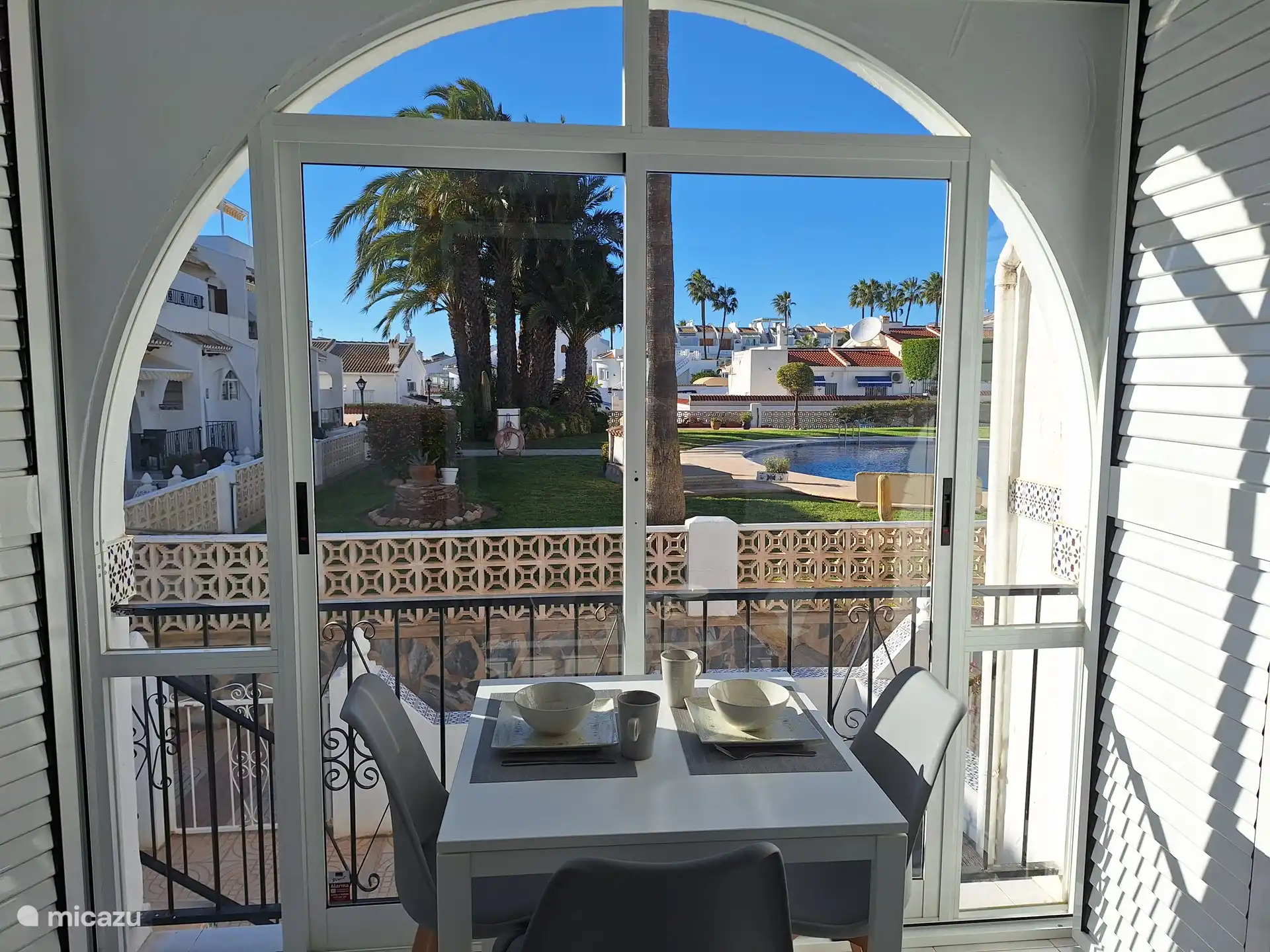 Die Veranda mit Essbereich kann im Handumdrehen in ein Schlafzimmer verwandelt werden...