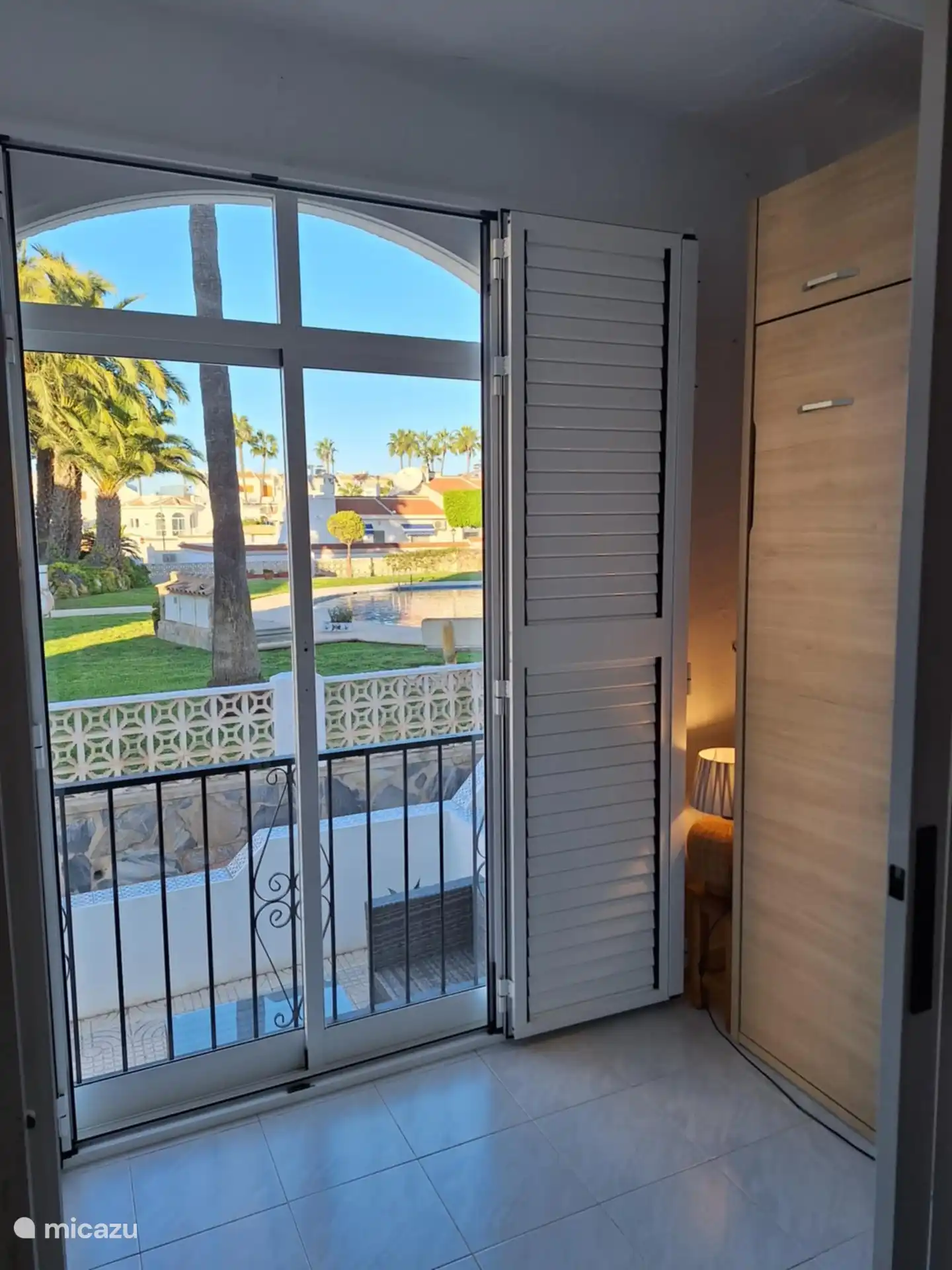 Die Veranda mit Essbereich kann im Handumdrehen in ein Schlafzimmer mit Klappbett verwandelt werden