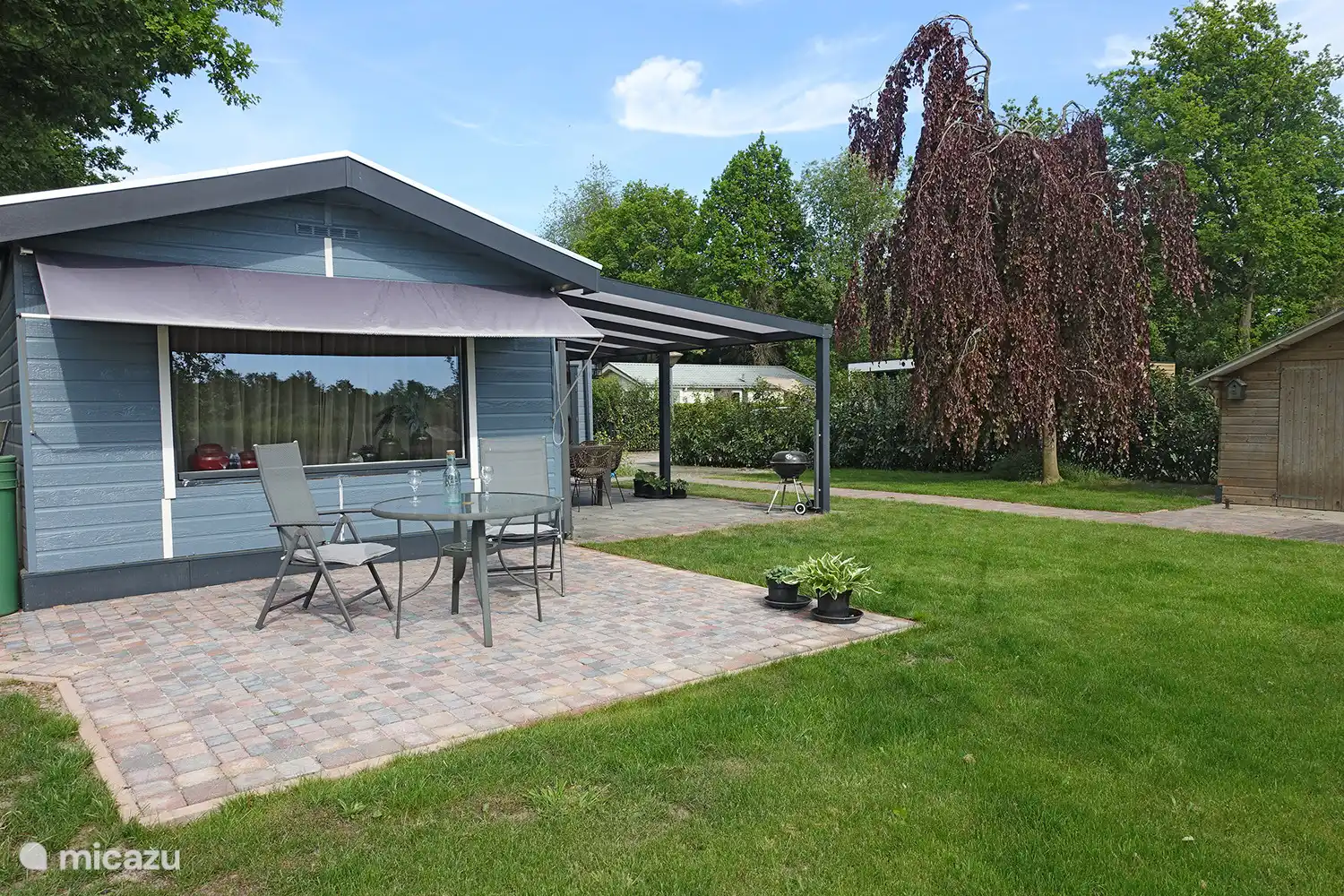 5 persoons Chalet de Wilg, Rheezerveen. Raam met luifel tegen de zon.