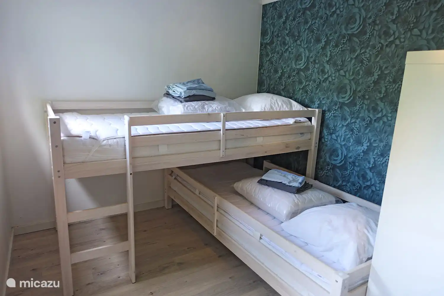 5 persoons chalet De Wilg, Rheezerveen. Kinderkamer of voor volwassenen ook prima te doen, halfhoogslaper bedden 90x200.