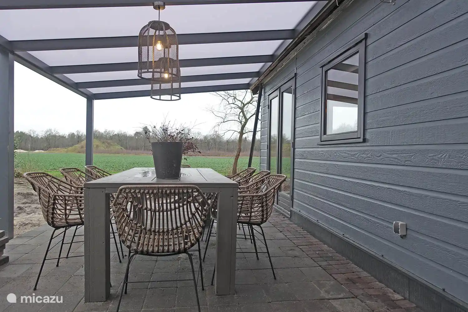 5 persoons Chalet de Wilg, Rheezerveen. Overdekt terras dat zelfs op een sombere dag mooi is !