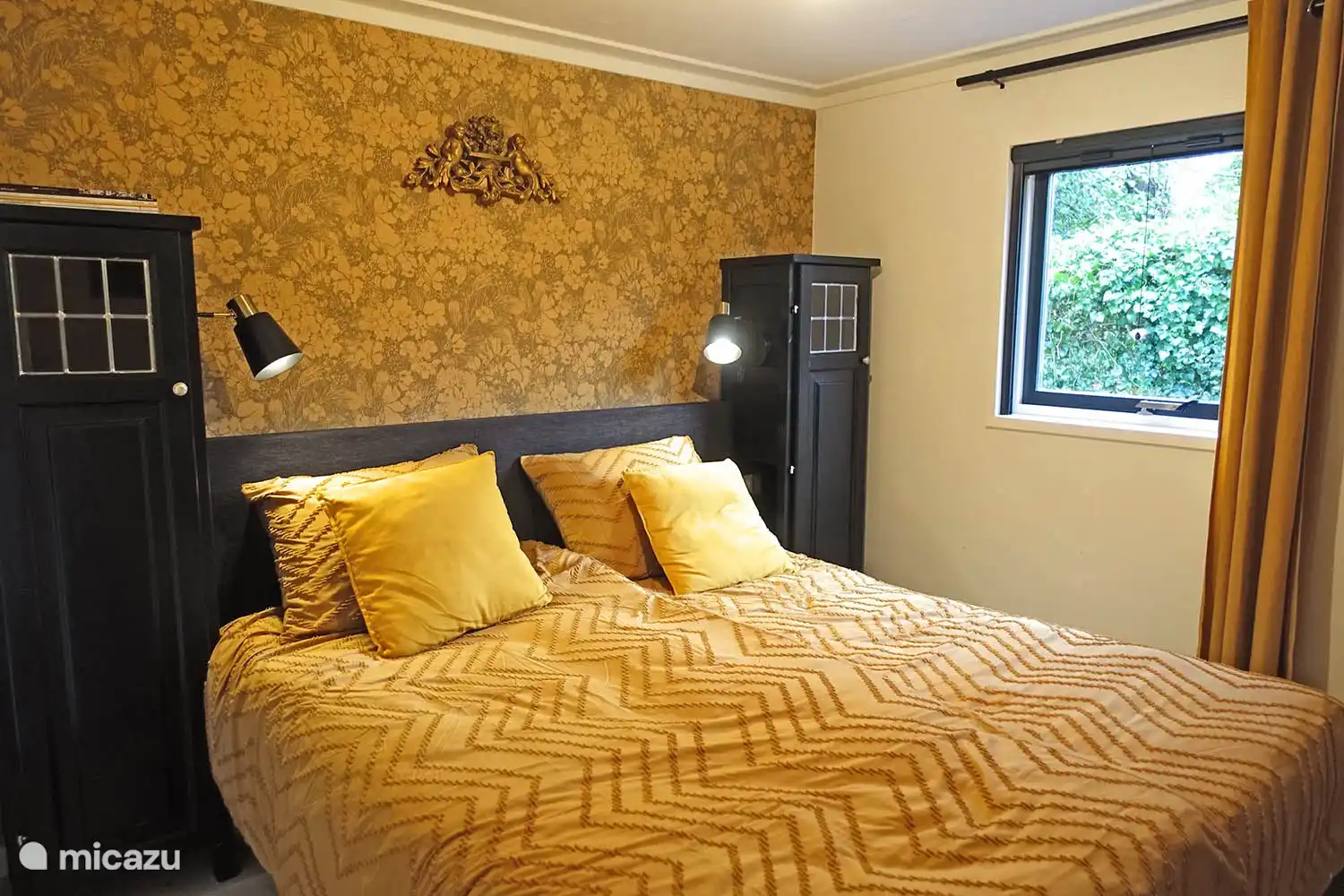 5 persoons chalet De Wilg, Rheezerveen. Ouder slaapkamer bed van 1.60x2.00. 2 kleine kasten en een tv op de kamer