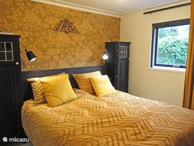 De Wilg, Stoetenslagh huren in Nederland, Overijssel, Rheezerveen - chalet 5 persoons chalet De Wilg, Rheezerveen. Ouder slaapkamer bed van 1.60x2.00. 2 kleine kasten en een tv op de kamer